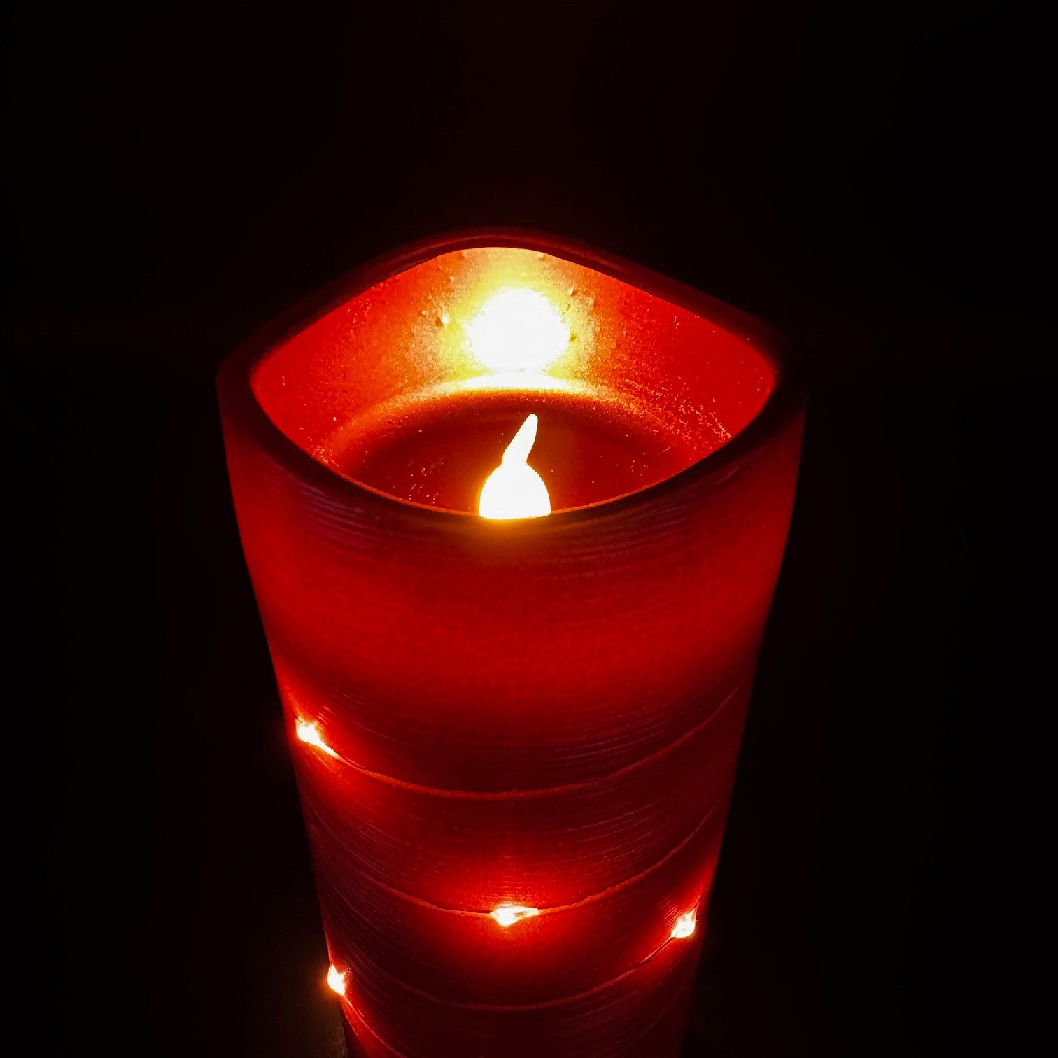 Online-Fuchs LED-Kerze 5er Set große Metallic LED-Kerzen mit Lichterkette umwickelt und Timer (warmweiße Beleuchtung, Rot, Blau, Salbei, Champagner & Berry), inkl. 6-Stunden Timerfunktion - realistische Acrylflamme