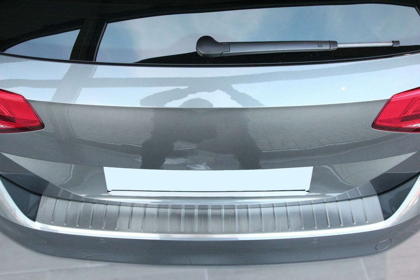 RECAMBO Ladekantenschutz für VW PASSAT B8 VARIANT + ALLTRACK ab 2014 Stoßstangenschutz, V2A rostfrei, Exklusive Optik, praktischer Schutz & perfekte Passform