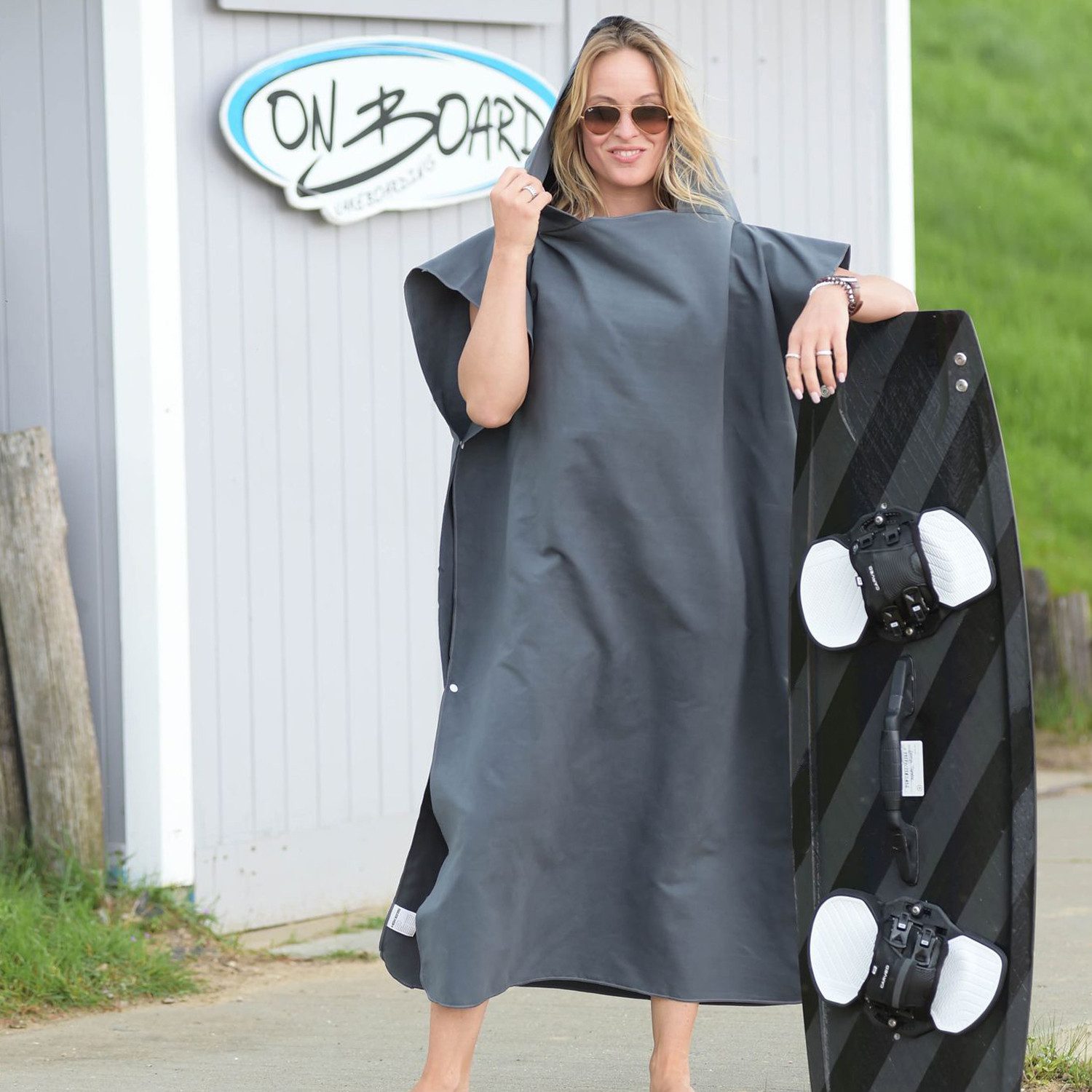 HEKERS Badeponcho Surfponcho aus Mikrofaser Badeponcho Umziehhilfe Strand Umkleidehilfe, Kapuze, Druckknöpfe, Mit Kapuze