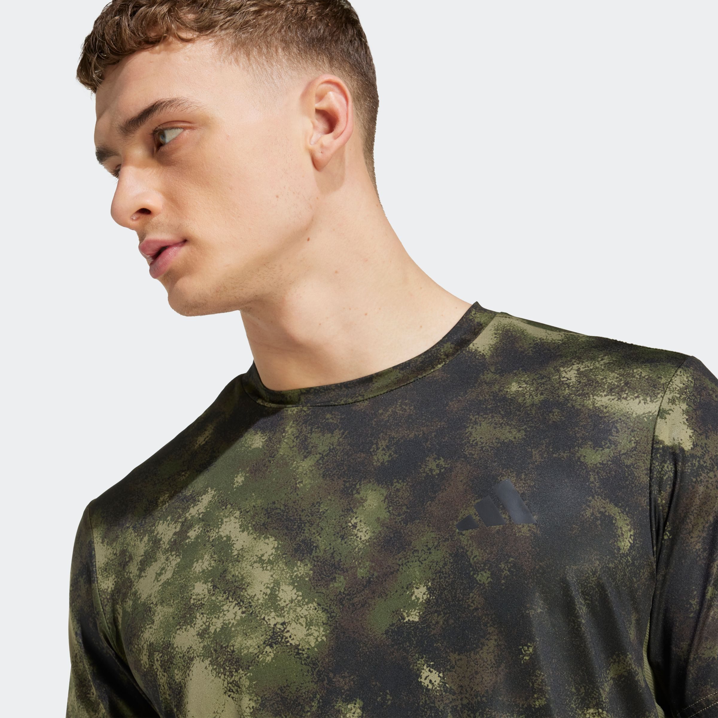 adidas Performance T-Shirt TRAIN ESSENTIALS SEASONAL ALLOVER-PRINT sportlicher Stil, Alloverprint im Camouflage-Look, schnell trocknend