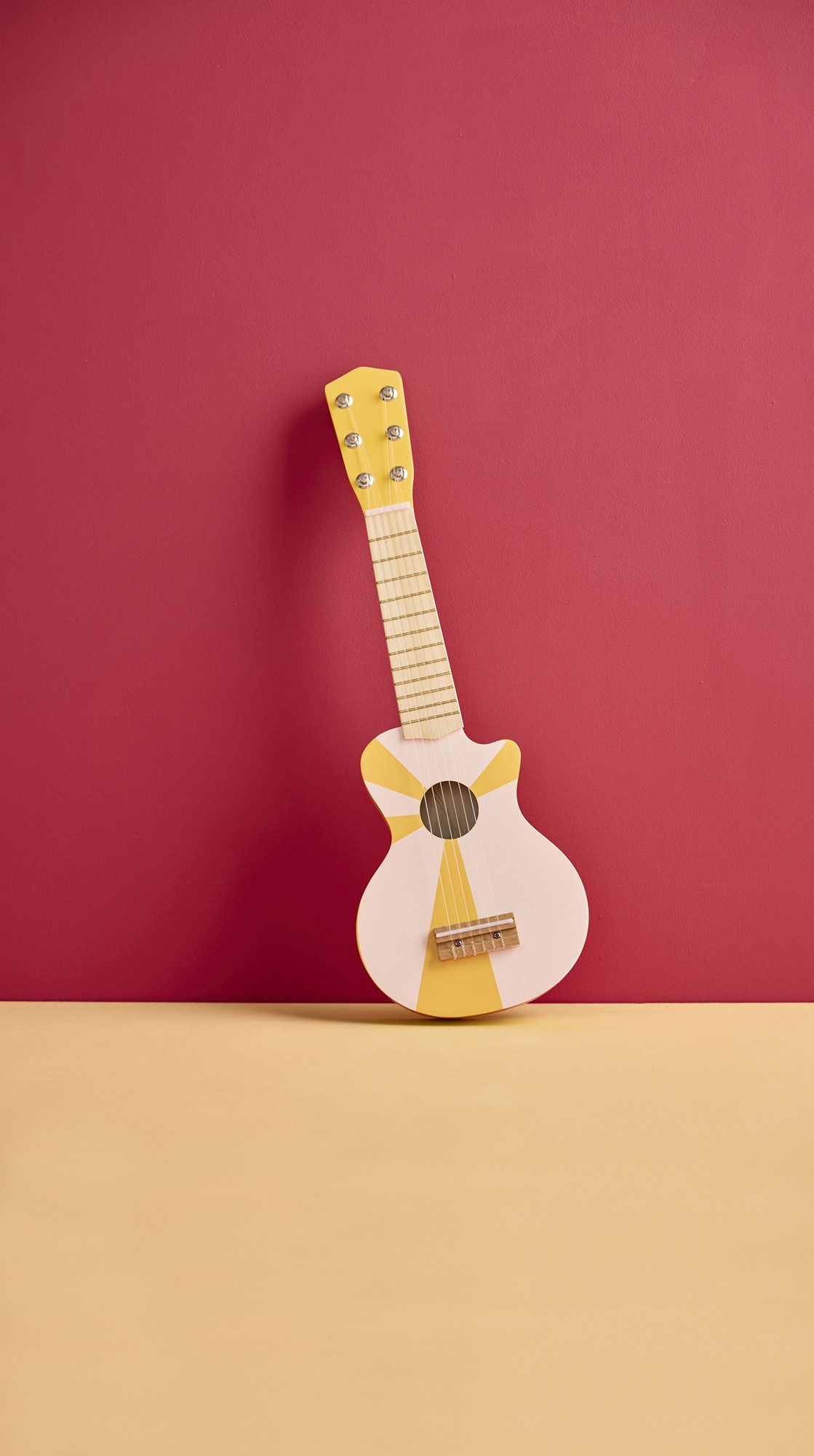 Kids Concept Spielzeug-Musikinstrument Meine erste Gitarre gelb weiss, (1 tlg., 6 Saiten Kinderinstrument), Aus Holz