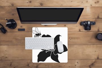 MuchoWow Gaming Mauspad Eine schwarz-weiße Illustration einer Biene mit einer Lilie (1-St), Mousepad mit Rutschfester Unterseite, Gaming, 40x40 cm, XXL, Großes