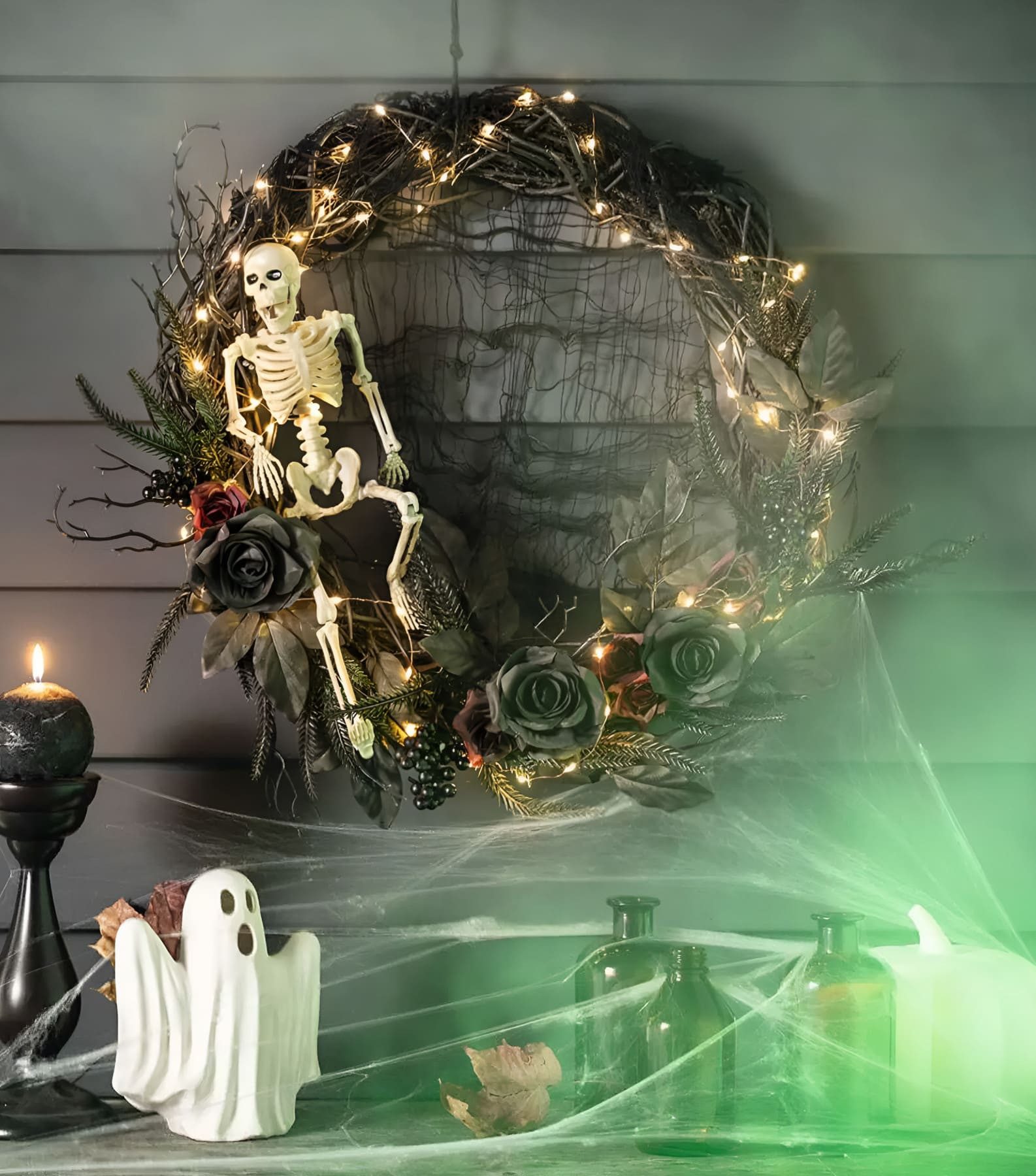 Dekoleidenschaft Dekokranz "Halloween" schwarz Ø 50 cm, LED Beleuchtung & Skelett, Halloweendeko, Wandkranz, Türkranz, Leuchtdeko für Haustür, Türdeko, Party Deko