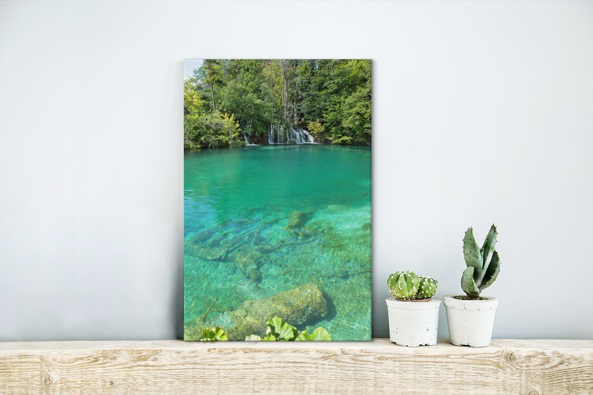 Hintergrund, 20x30 Zackenaufhänger, OneMillionCanvasses® inkl. einem mit Leinwandbild See St), Leinwandbild Smaragdgrüner fertig (1 im cm Wasserfall Gemälde, bespannt