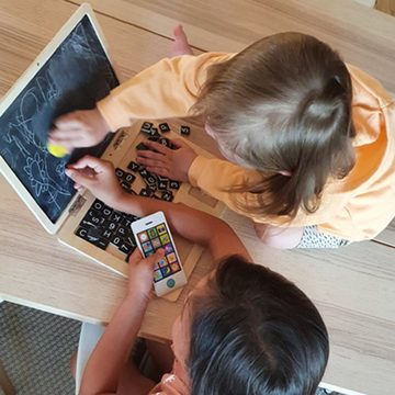 Small Foot Lernspielzeug »Holz-Laptop mit Magnet-Tafel«, Satzzeichen und Zahlen sind magnetisch