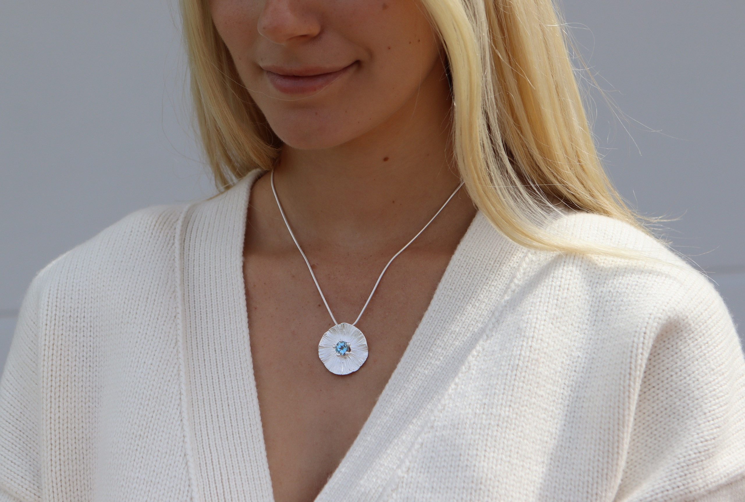 SILBERMOOS Kette und Anhänger Set Lotusblatt-Anhänger "Blauer Topas", 925 Sterling Silber
