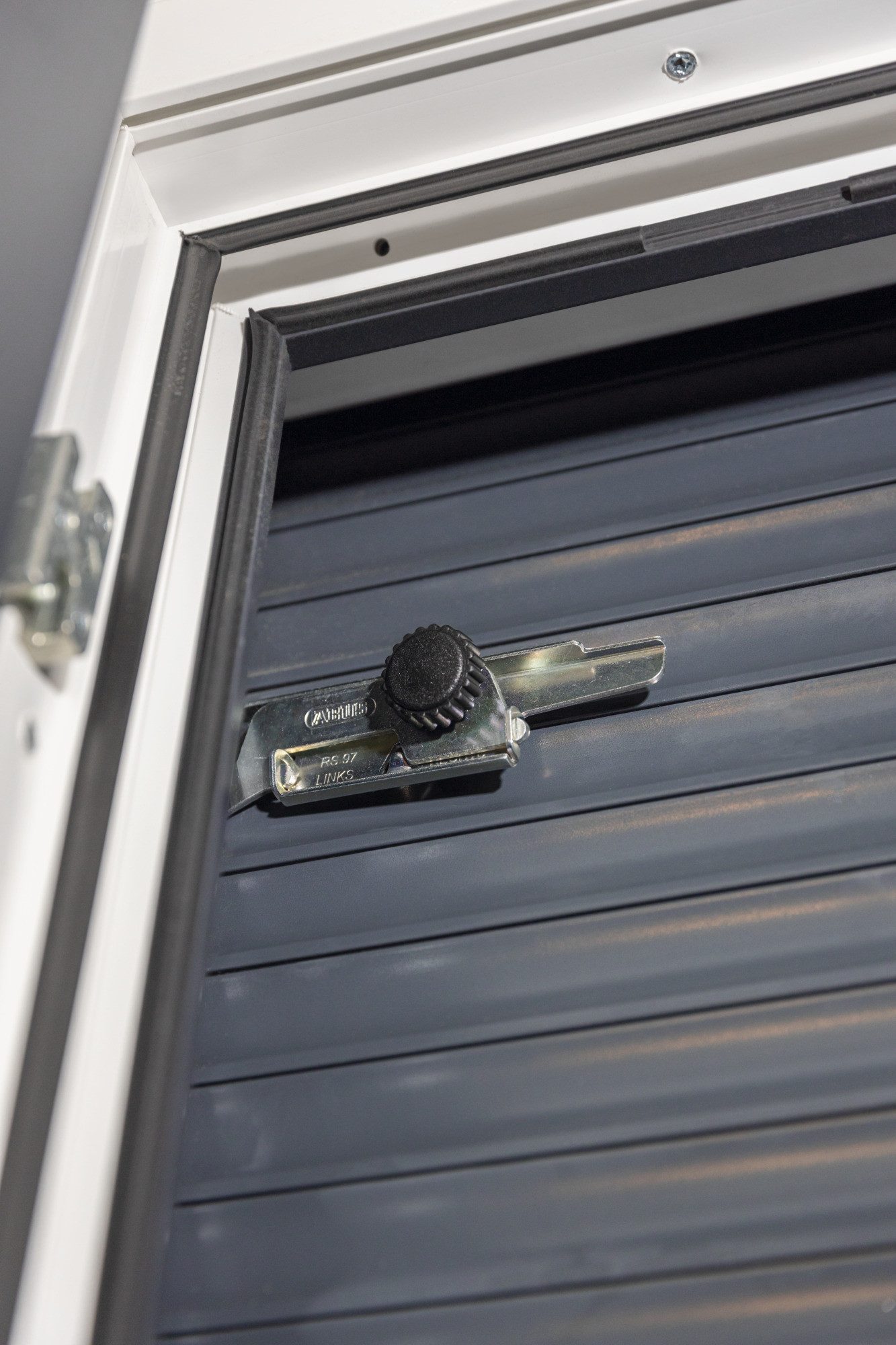 ABUS Rolladensicherung RS97 Rollladensicherung - Hochschiebeschutz für Rollläden, 2er-Set, Paarweise Klemmmontage ohne Bohren und Schrauben, Nachrüstartikel – Bild 4 von 5