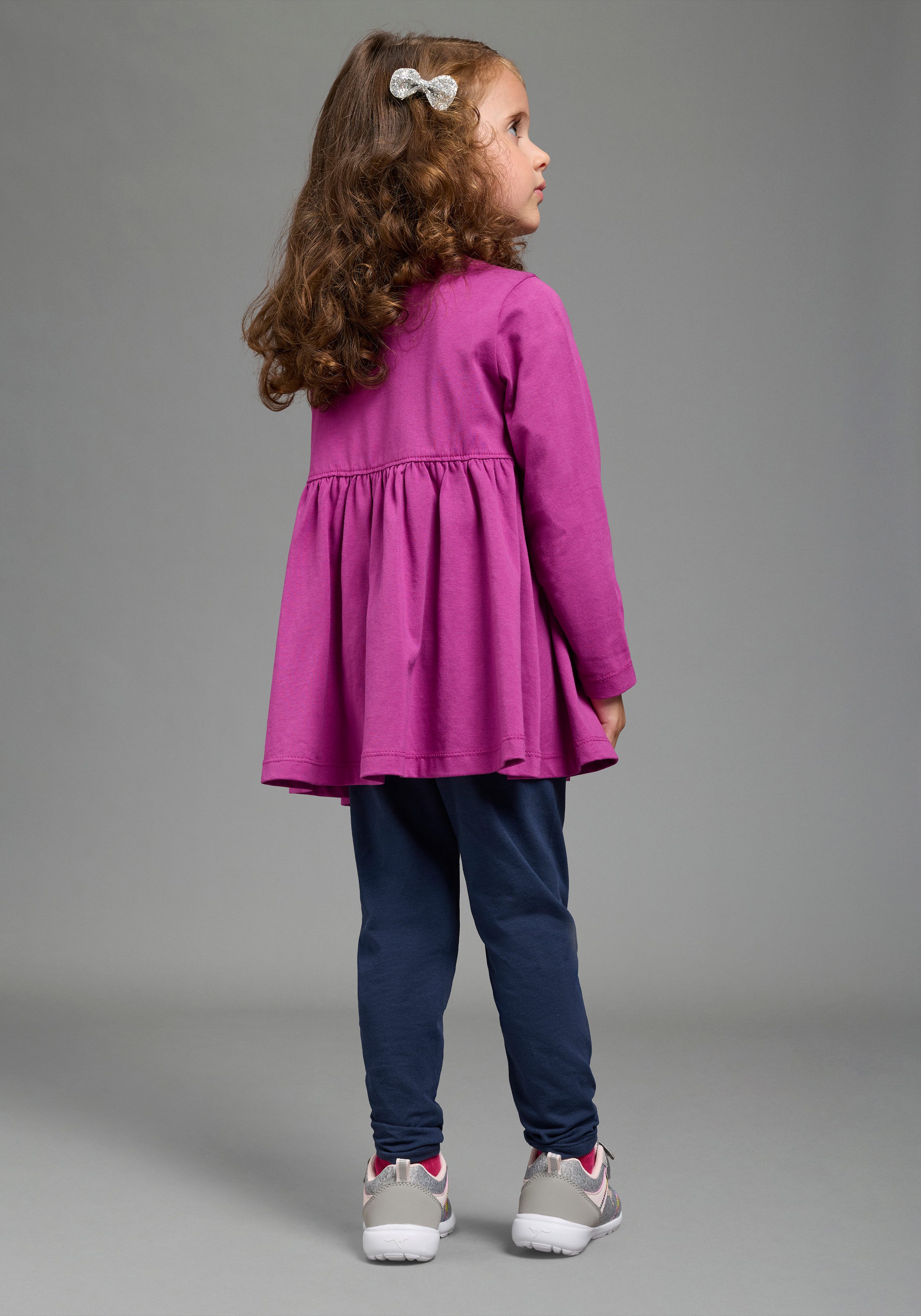 KIDSWORLD Langarmshirt & Leggings 2tlg. Set Shirt + Leggings mit schöner Paillettenapplikation (Set, 2-tlg., 2) Süßes Outfit für kleine Mädchen. € 26,99, (€ 26,99 pro 1 Stk).