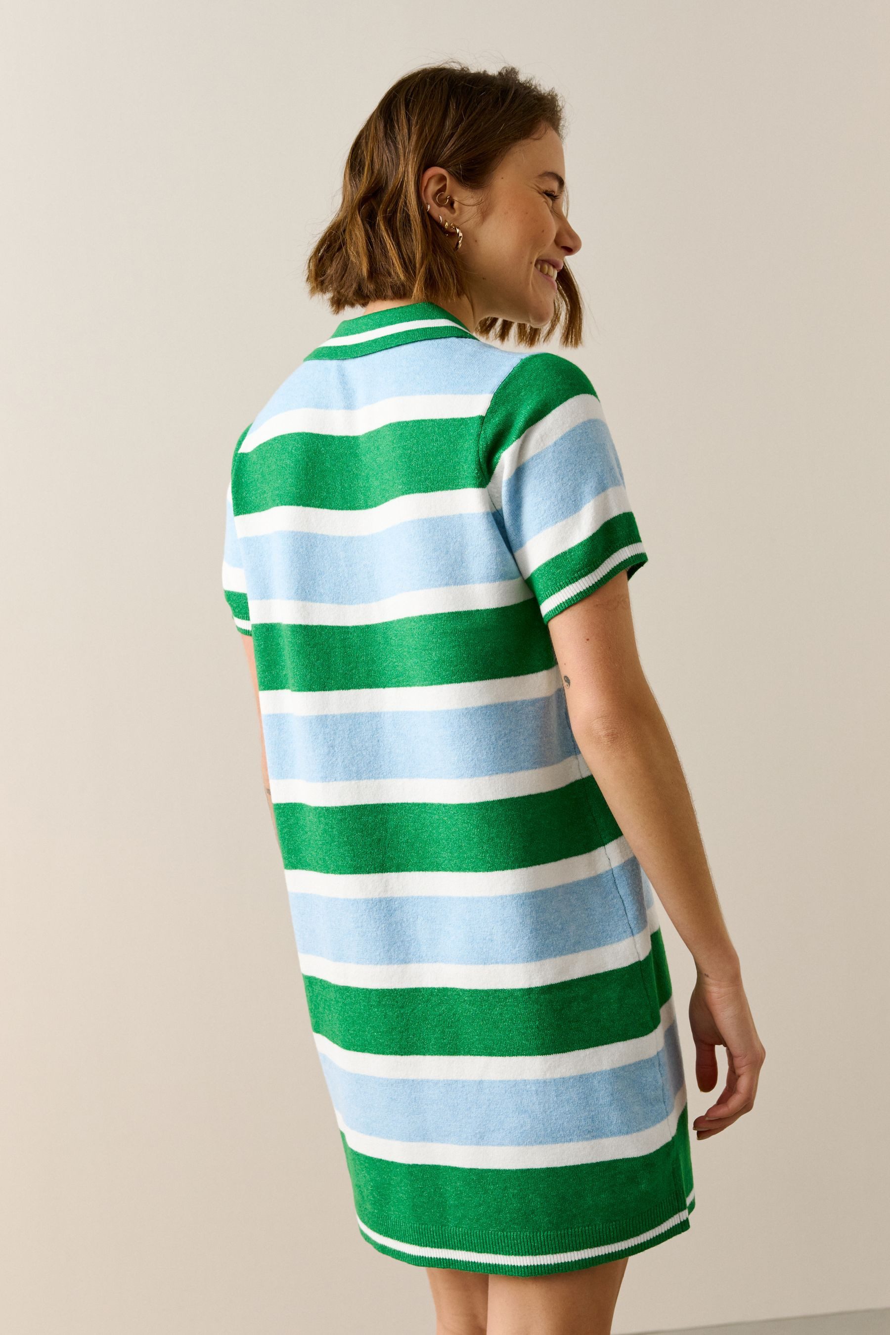 Next Strickkleid Kurzärmeliges, weiches Mini-Polokleid aus Strick (1-tlg)