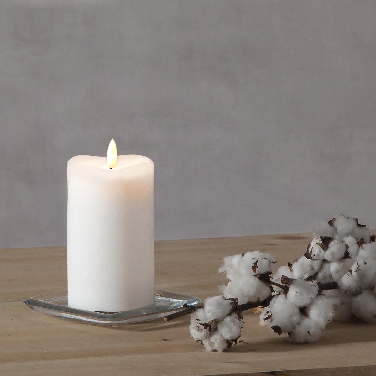 STAR TRADING LED-Kerze Stumpenkerze Flamme Echtwachs warmweiße 3D Flamme H: 14cm Timer weiß