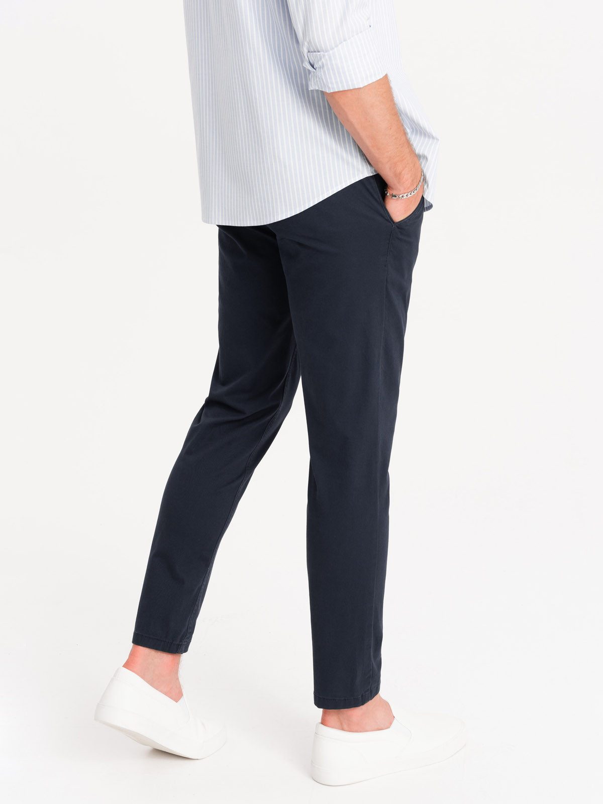 OMBRE Chinohose Chinohose mit Gürtelähnliche dekorative Paspel.