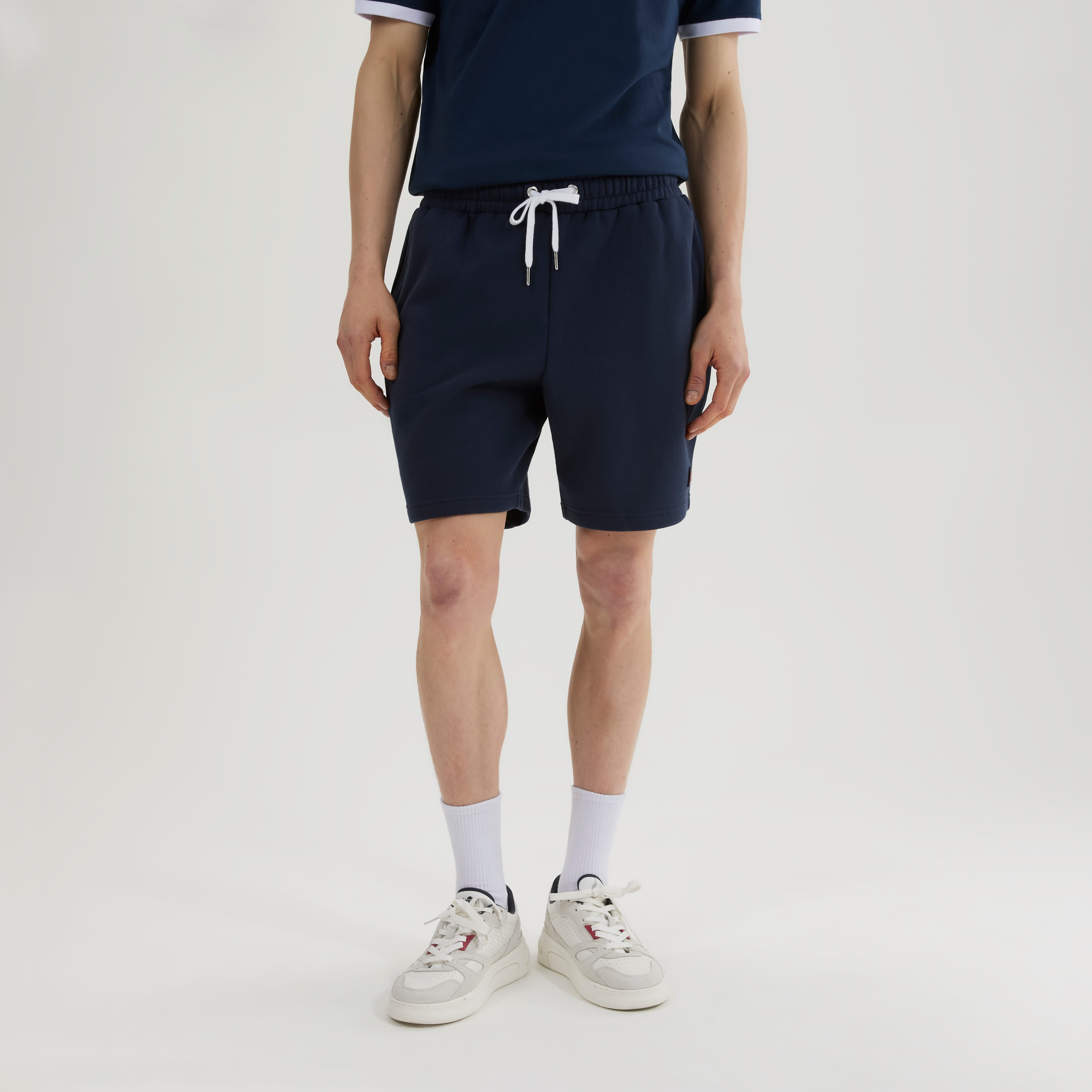 Ellesse Sweatshorts ISLINGTON SHORT bequeme Passform, sportlicher Stil, für Freizeit und aktive Tage