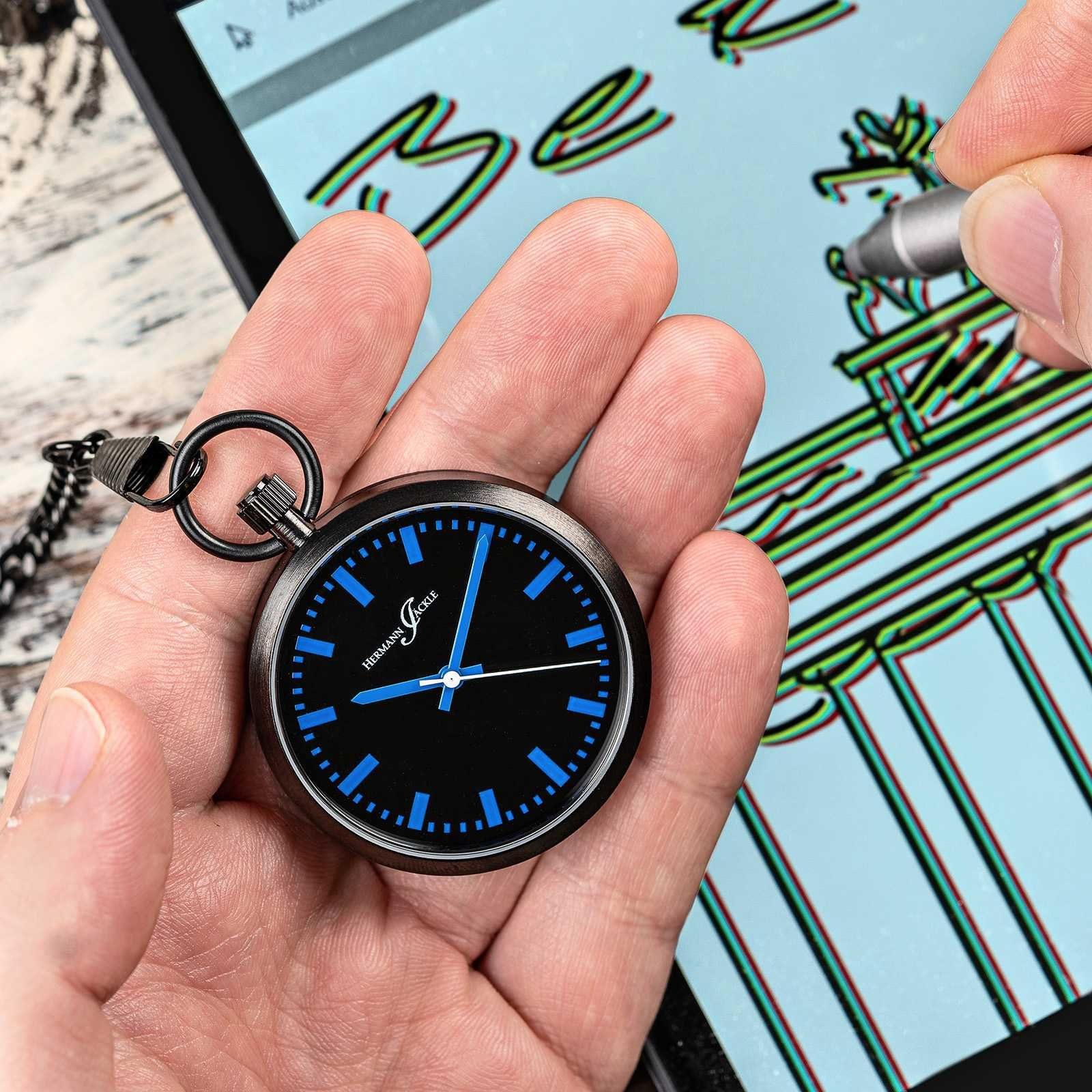 Hermann Jäckle Taschenuhr "Berlin Blau" Quarzwerk, 43 mm, Mineralglas, mit Kette & Reiseetui, – Elegante Herrenuhr im modernen Design