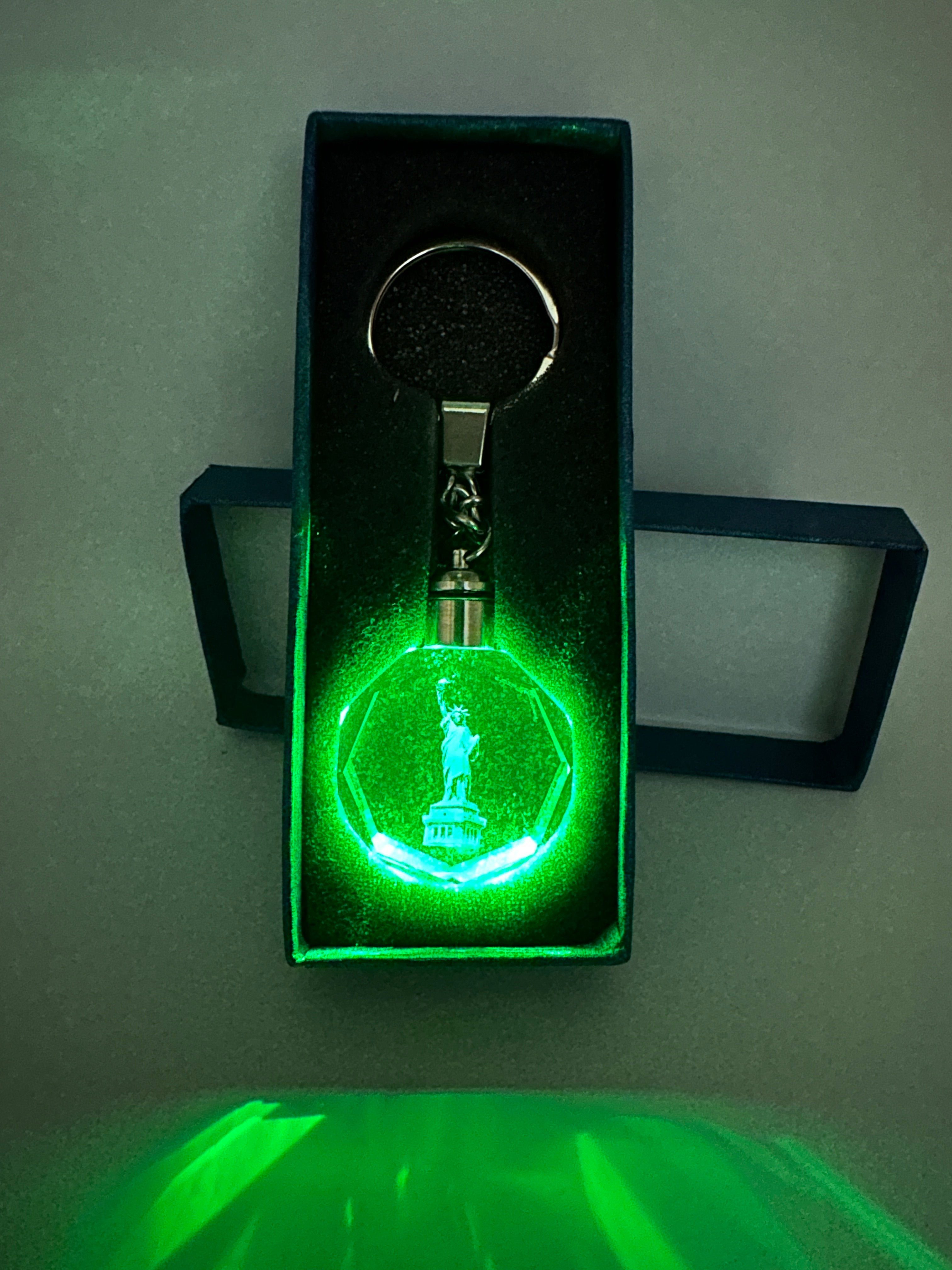 Stelby Schlüsselanhänger Freiheitsstatue Schlüsselanhänger LED Multicolor mit Geschenkbox | Schlüsselanhänger