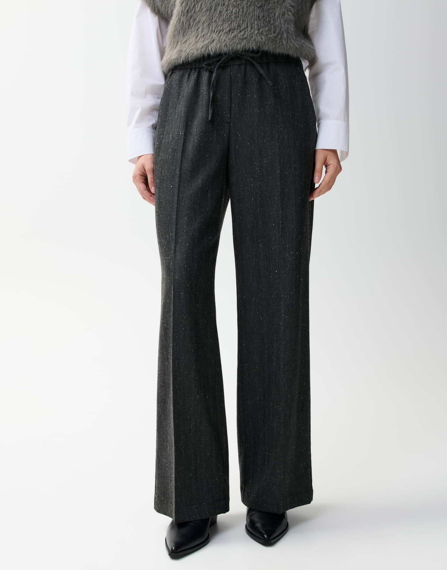 OPUS PANTS Stoffhose Mucia move aus Polyester mit weiter Passform Weiter, gerader Beinverlauf mit weich fließendem Fall und Kordelbund