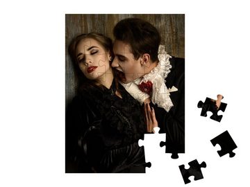 puzzleYOU Puzzle Vampir in Mittelalterkleidung beißt junge Frau, 48 Puzzleteile, puzzleYOU-Kollektionen Vampire