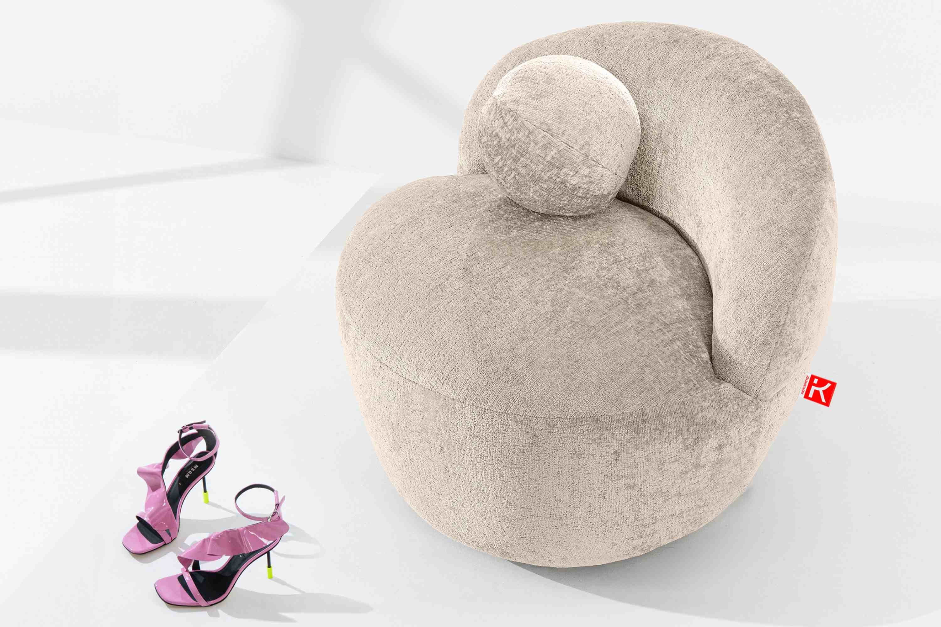 KONSIMO® Cocktailsessel NELUM Modern Sessel, organische Form, mit dekorativem Rundkissen, Chenille-Stoff, hergestellt in der EU