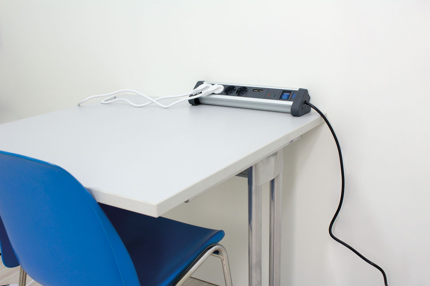 as - Schwabe 4-fach Tisch-Steckdosenleiste ALux, 1,5m, Schwarz Steckdosenleiste 4-fach (Ein- / Ausschalter, Schalterbeleuchtung, Schutzkontaktstecker, Überspannungsschutz, Kabellänge 1,5 m), mit Überspannungsschutz und Schalter