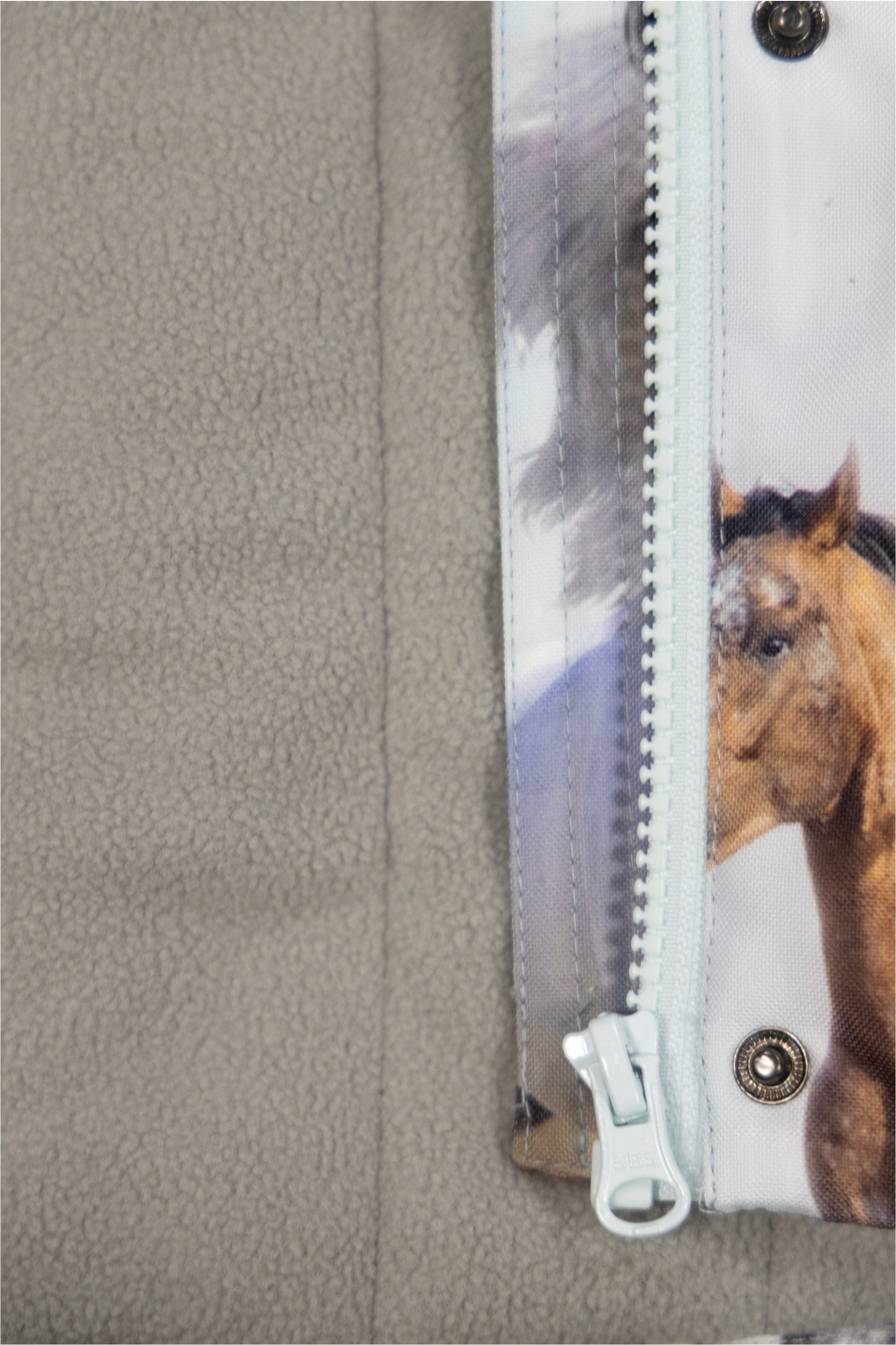 SALT AND PEPPER Steppjacke AOP Horses mit auffälligem Pferdedruck