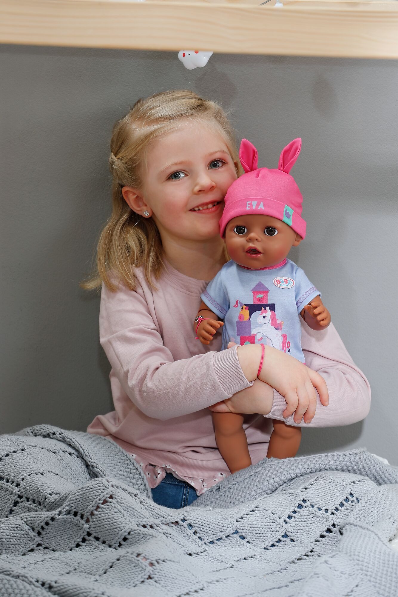 Baby Born Babypuppe Eva Click & Play 43 cm, mit Click-&-Play: Hält Fläschchen und Löffel selbst - ohne Batterien