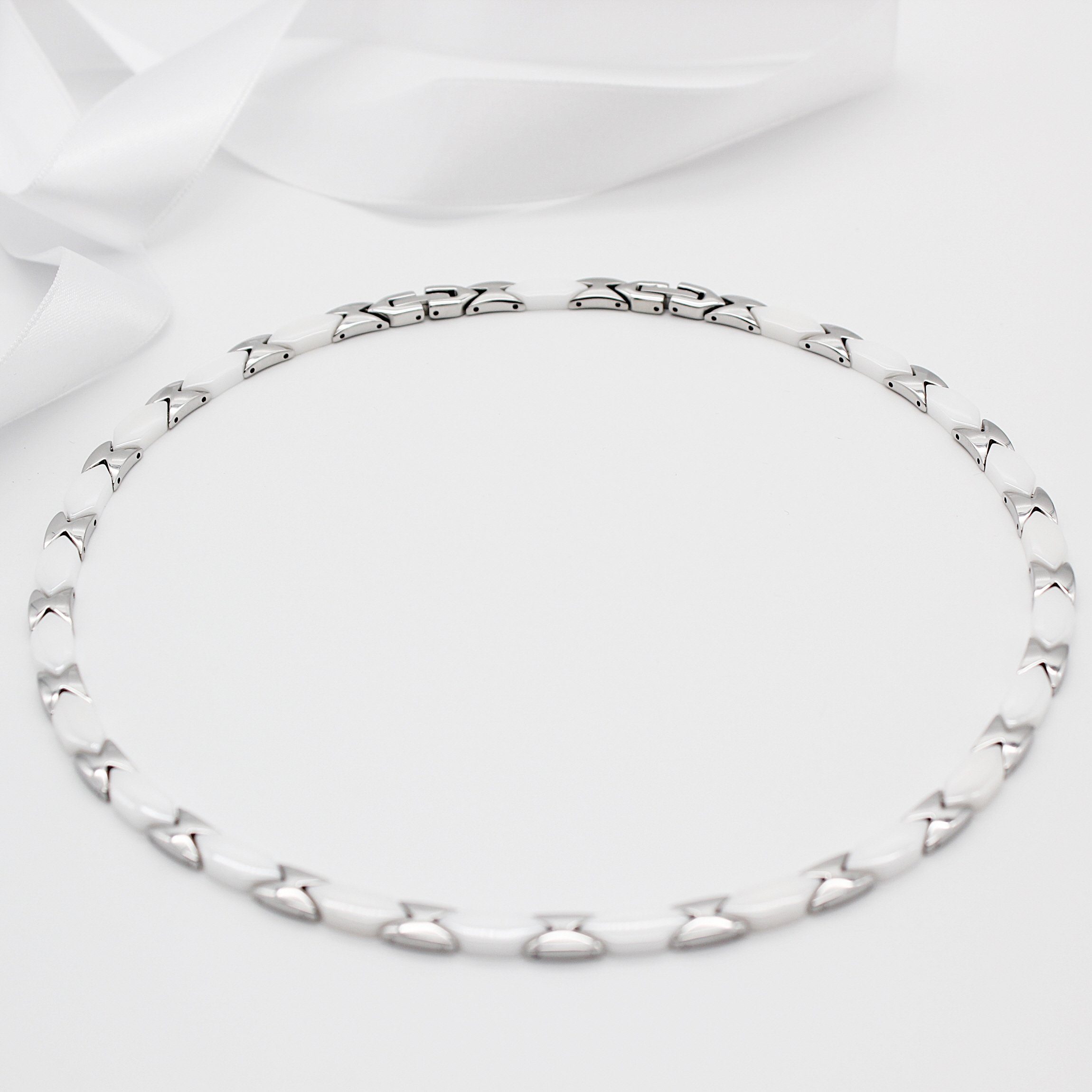ELLAWIL Collier Klassisches Basic Collier aus Keramik und Edelstahl Weiß/Silber (Kettenlänge 49 cm), inklusive Geschenkschachtel