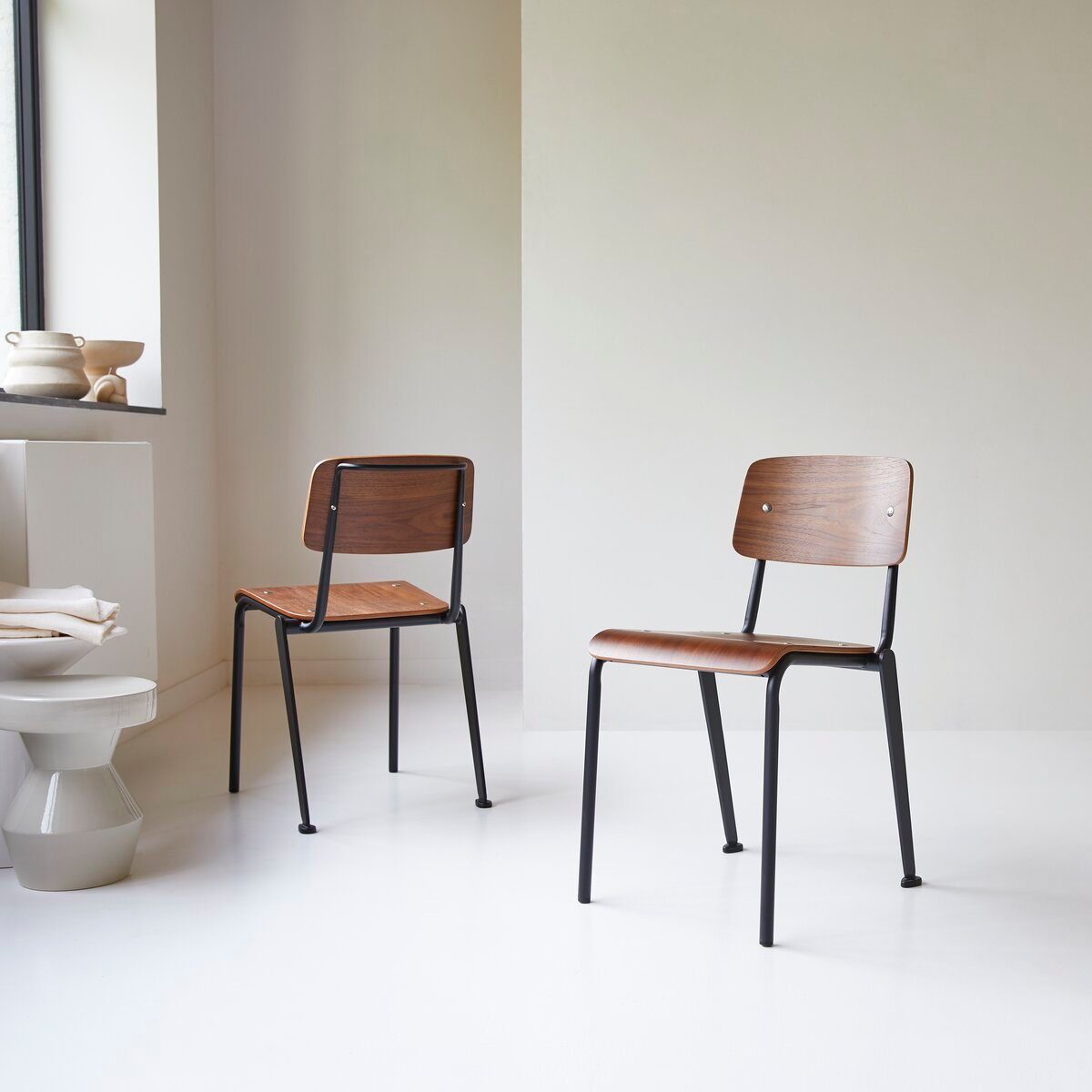 Tikamoon Esszimmerstuhl Stuhl aus Nussbaumholz und Metall, black