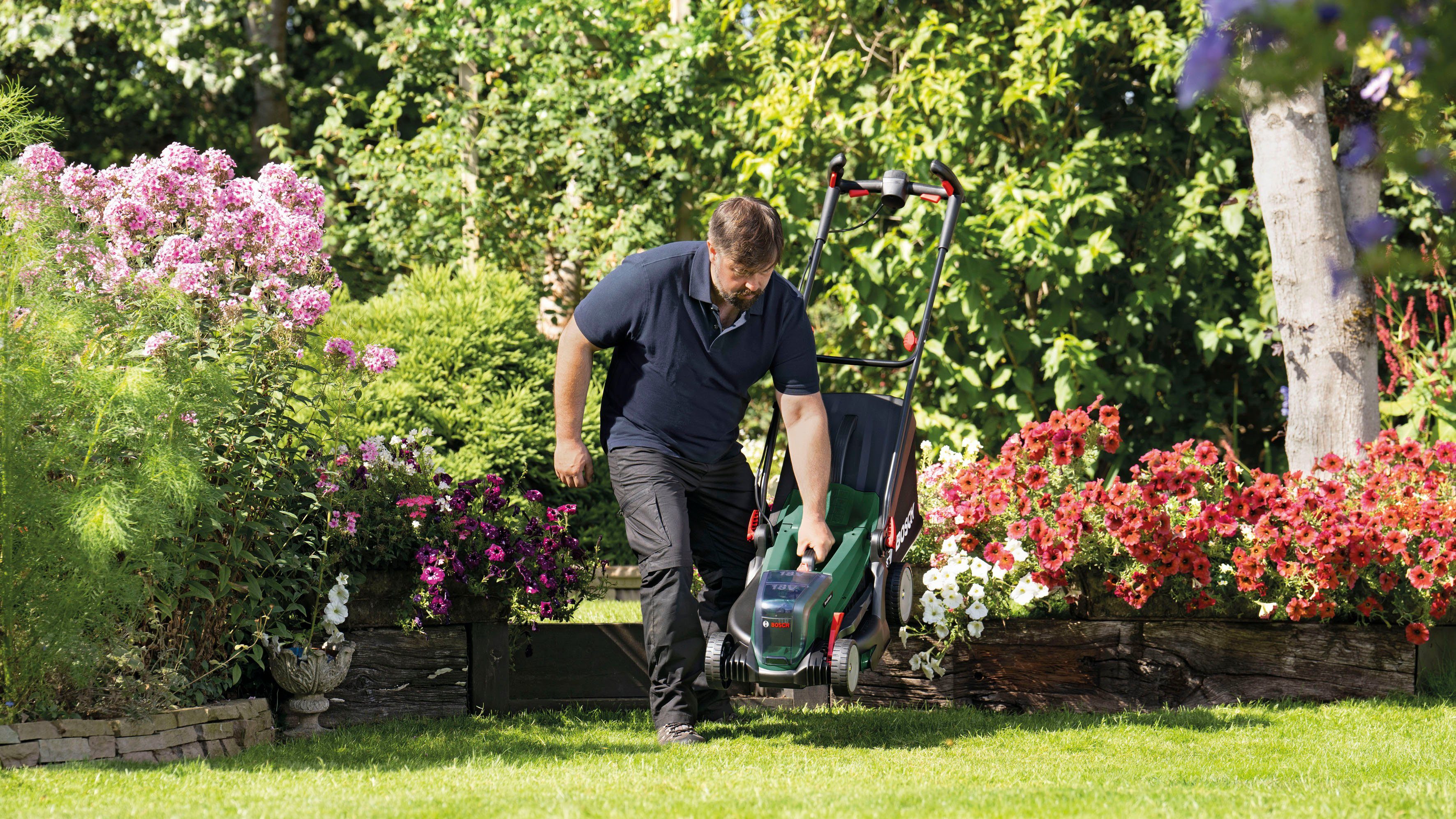 Bosch Home & Garden Akkurasenmäher UniversalRotak 2x18V-37-550, 37 cm Schnittbreite, ohne Akku und Ladegerät