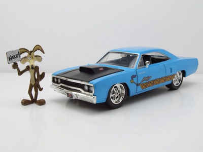 JADA Modellauto Plymouth Road Runner 1970 hellblau Looney Tunes mit Wile E. Coyote, Maßstab 1:24
