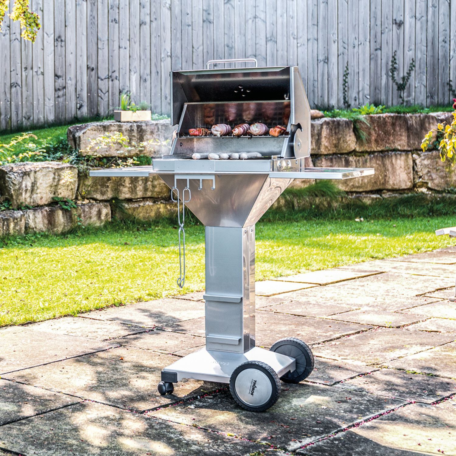 Thüros Holzkohlegrill Thüros T3 Holzkohle-Grillstation Grillfläche 42 x 42 cm mit 4 Rollen