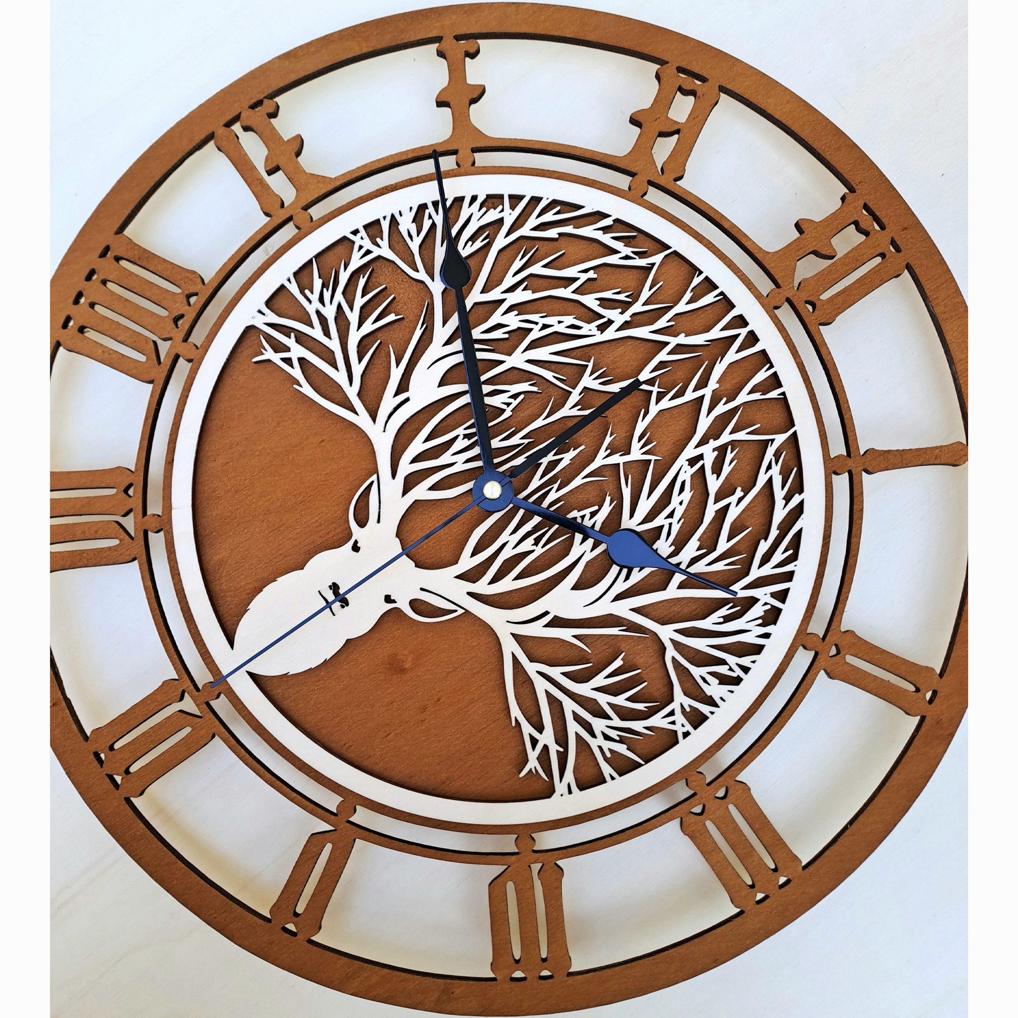 ORNAMENTI Wanduhr rustikal,skandinavisch, alpenländischer Stil, Hirsch, moderne, holz (hingucker Wanduhr, Handmade, ohne Ticken, Wanddeko, 3 Größen)