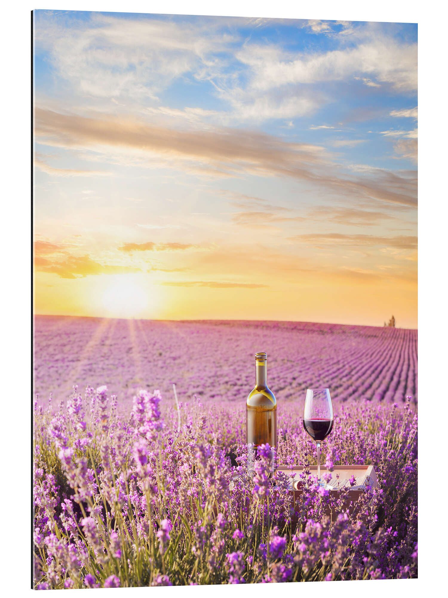 Posterlounge XXL-Wandbild Editors Choice, Eine Flasche Wein in Lavendelfeld, Küche Mediterran Fotografie