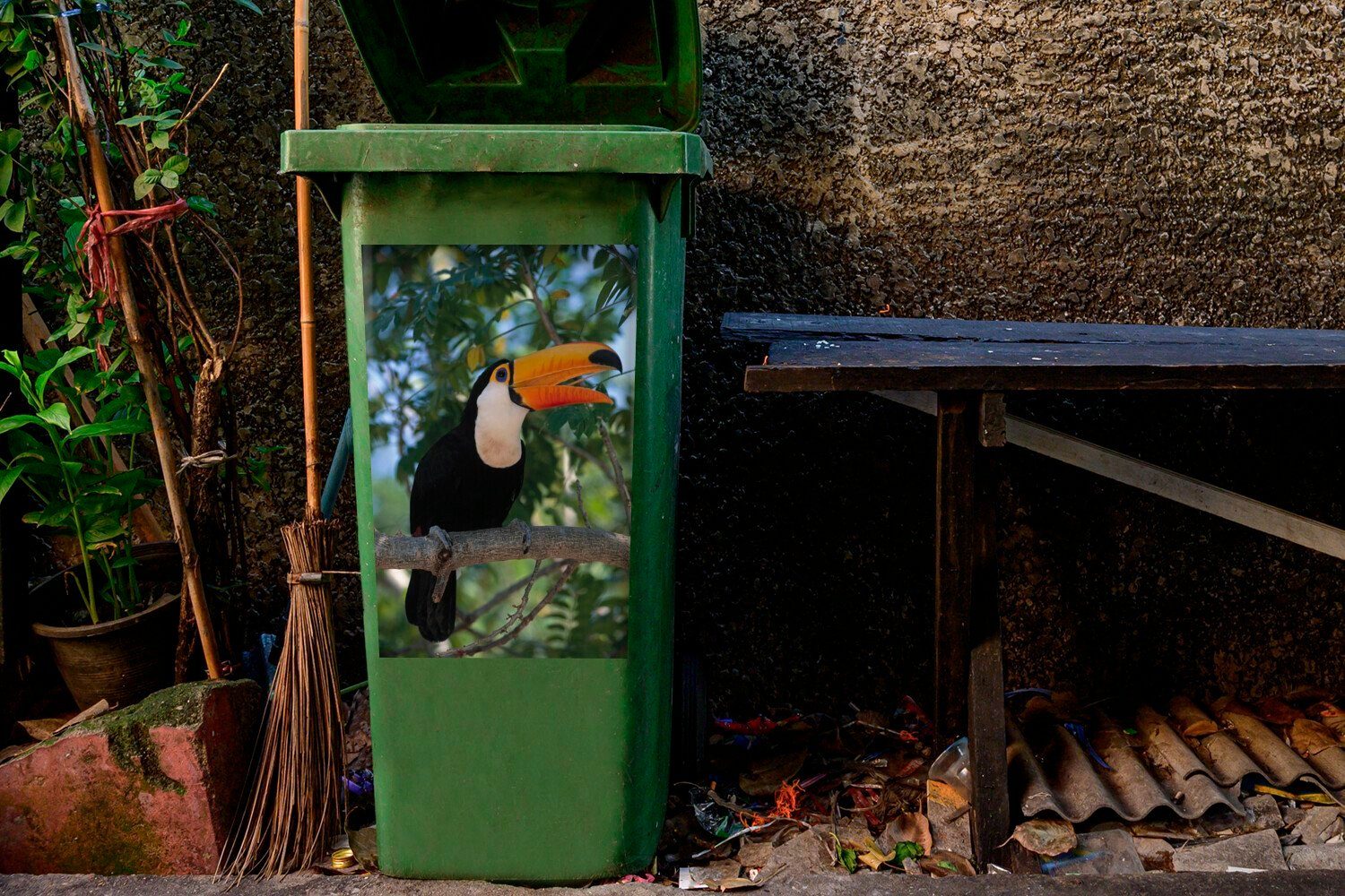 (1 Wandsticker Mülltonne, Verspielter auf Tukan in Bäumen MuchoWow Ast Container, St), den Sticker, Mülleimer-aufkleber, einem Abfalbehälter
