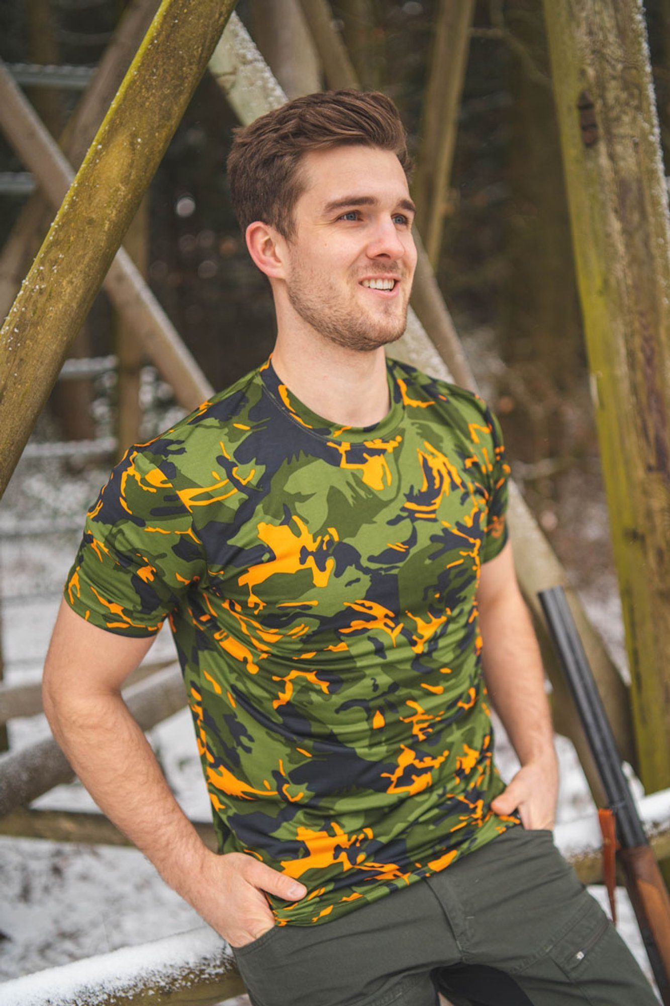 mit Kurzarmshirt Collins Allover-Camouflage-Druck T-Shirt Tom orange Okewa