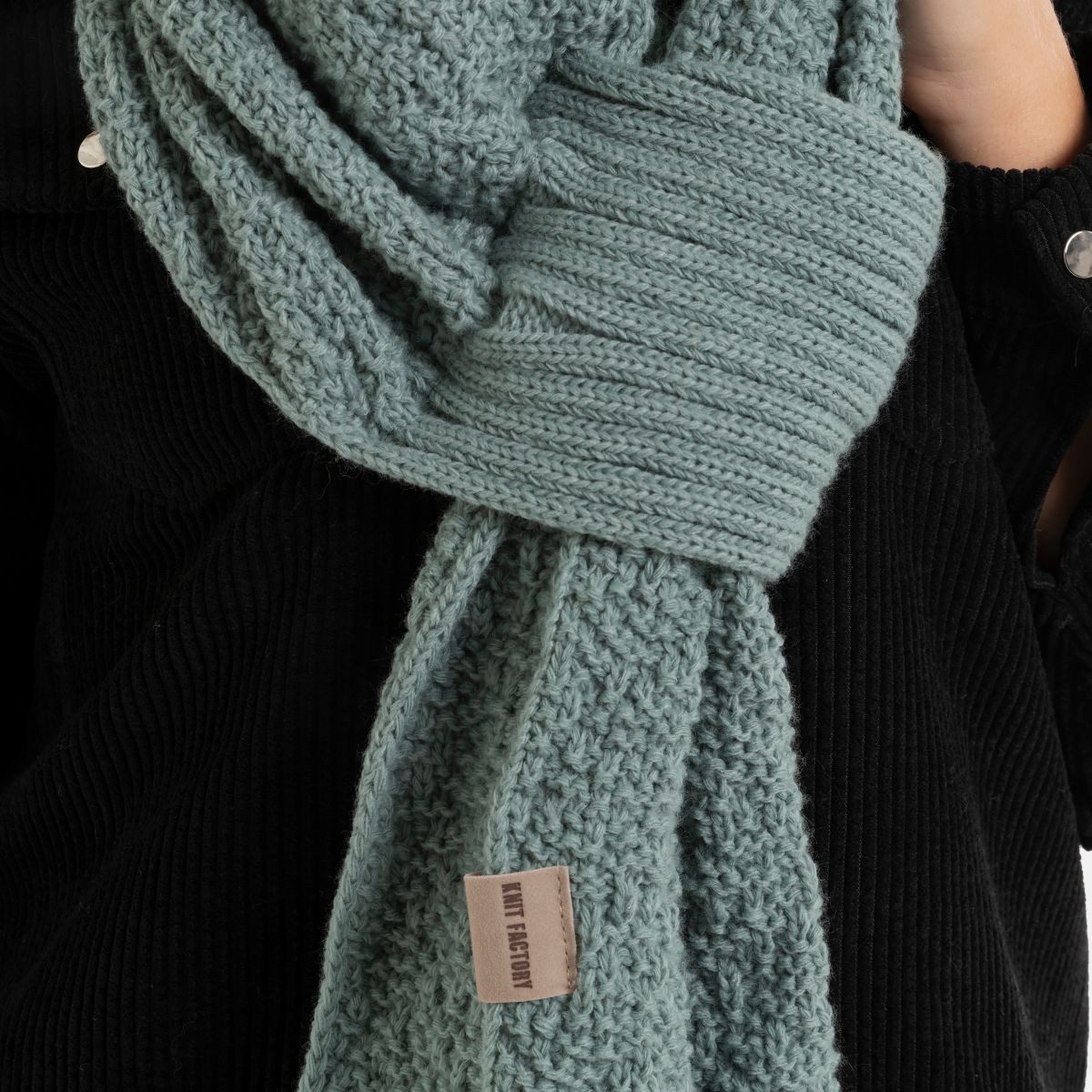 Knit Factory Strickschal Haze Schal Stone Green, (1-St), Schal Halstuch Dreiecksschal Tuch Strickmode – Bild 4 von 5