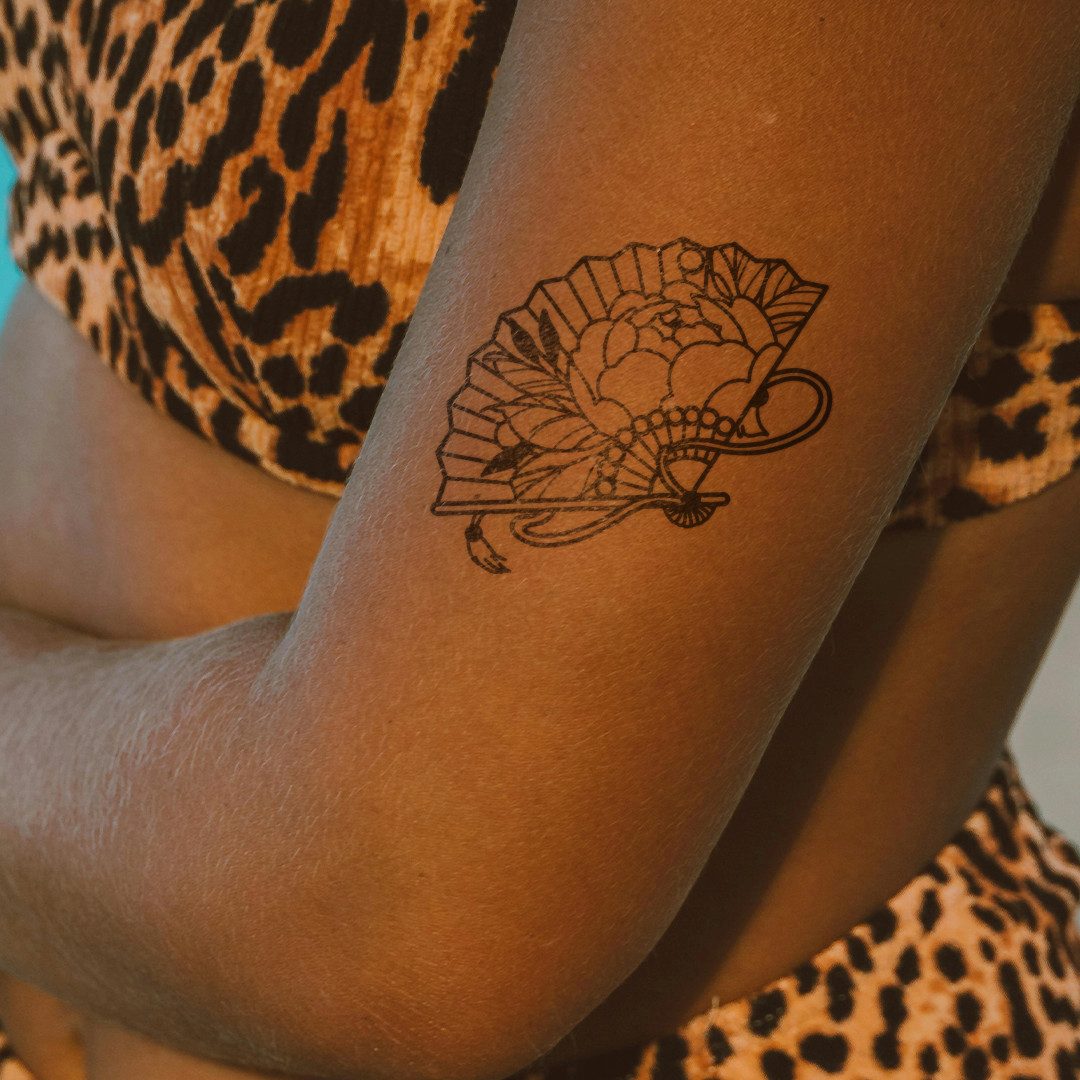 Inkster Schmuck-Tattoo Fächer mit Rose Tattoo, wasserfestes temporäres Tattoo, 2 Wochen Halt