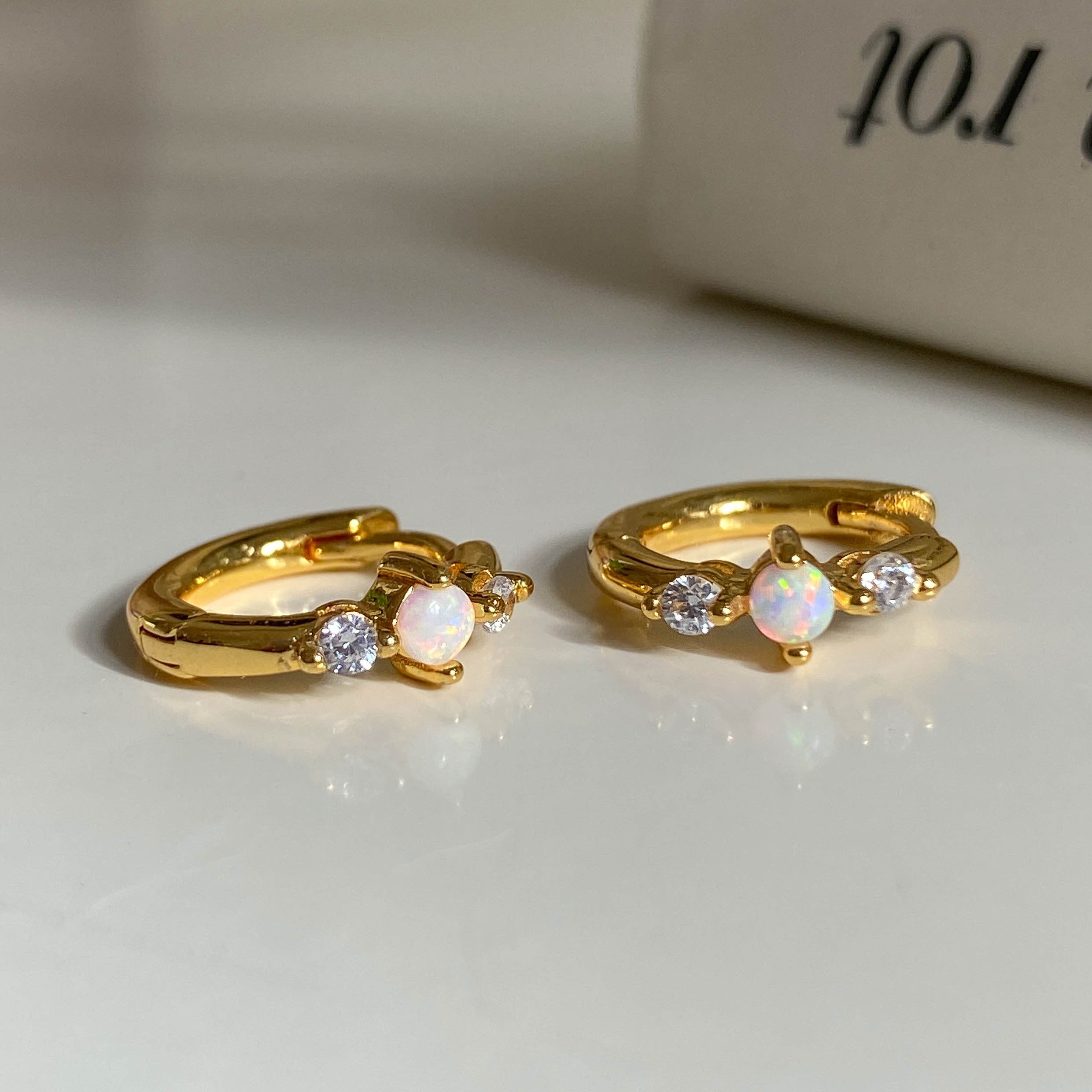 weiße Brandlinger Brisbane, vergoldet, Zirkoniasteine und Silber Creolen Weißer Ohrringe Paar Opal 925