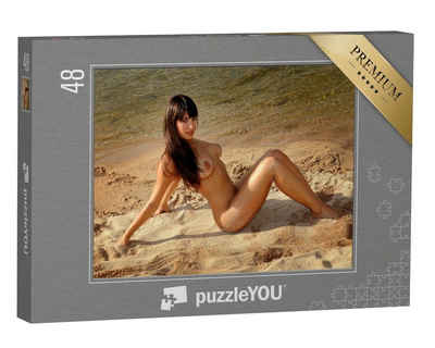 puzzleYOU Puzzle Aktfotografie: Nackte Brünette im Sand, 48 Puzzleteile, puzzleYOU-Kollektionen Erotik