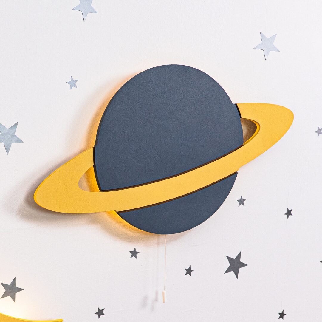 COZYCOLLECTIONS LED Wandleuchte Handbemaltes LED-Wandnachtlicht „Blaue Planet in Holzoptik, LED, Warmweiß, handbemalt, inkl. Blaue Planet (ohne Gelber Mond)