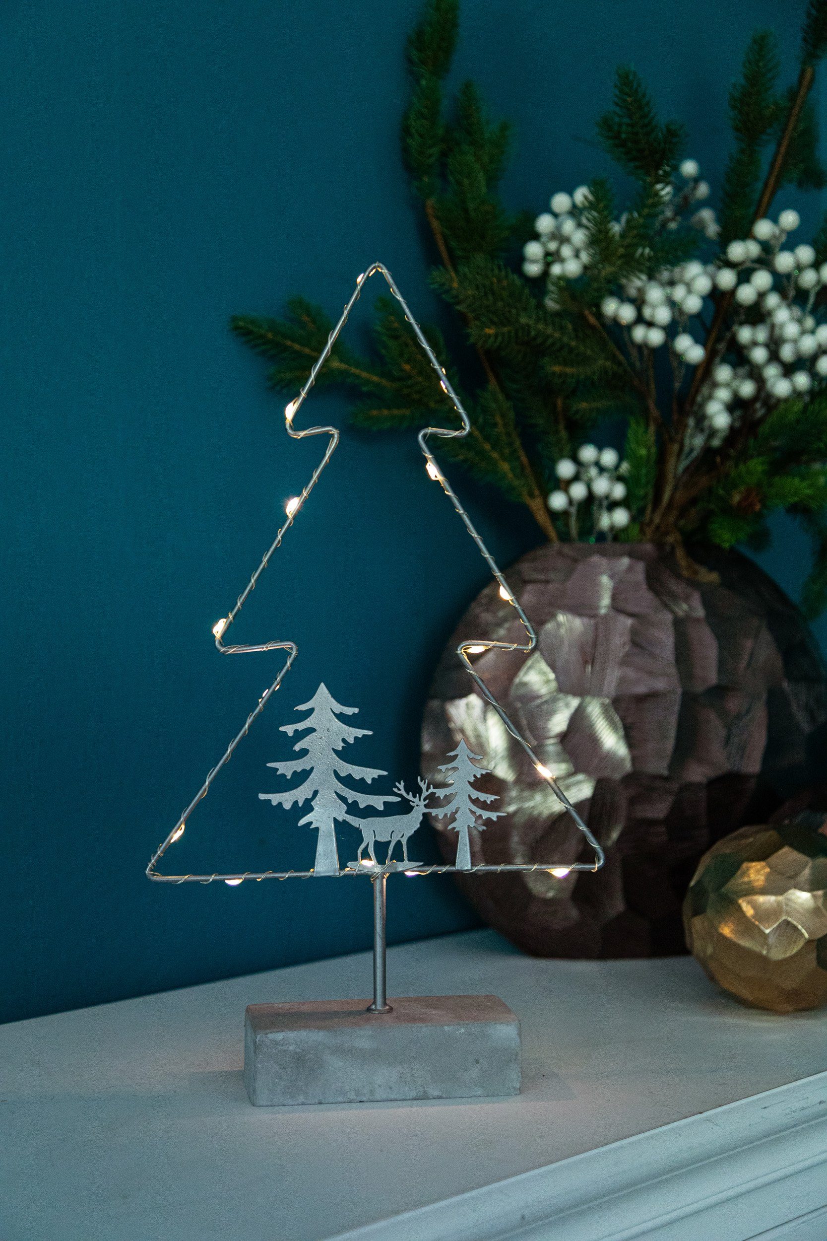 Wohnando LED Dekoobjekt LED Weihnachtsbaum inkl. Gestell und Dekofiguren