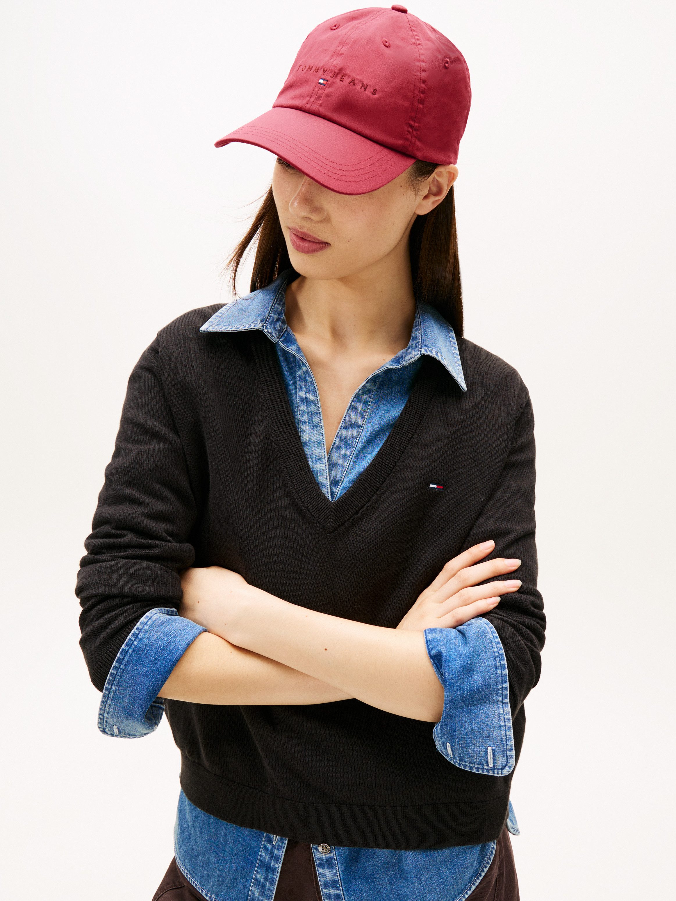 Tommy Jeans V-Ausschnitt-Pullover TJW ESSENTIAL VNECK SWEATER EXT mit Logostickerei