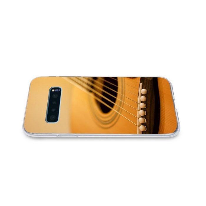 MuchoWow Handyhülle Gekippte Ansicht einer akustischen Gitarre Phone Case Handyhülle Samsung Galaxy S10+ Silikon Schutzhülle FN11524