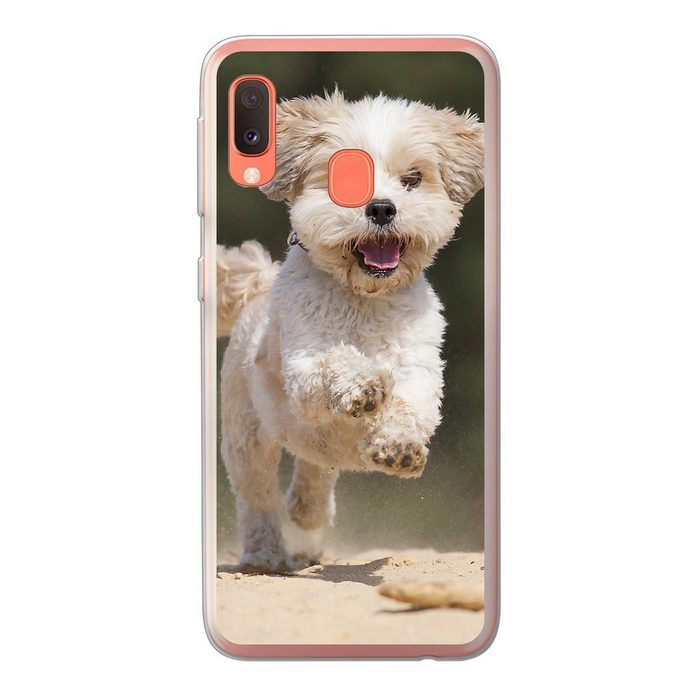 MuchoWow Handyhülle Ein Shih Tzu Hund hüpft durch den gelben Sand Handyhülle Samsung Galaxy A20e Smartphone-Bumper Print Handy