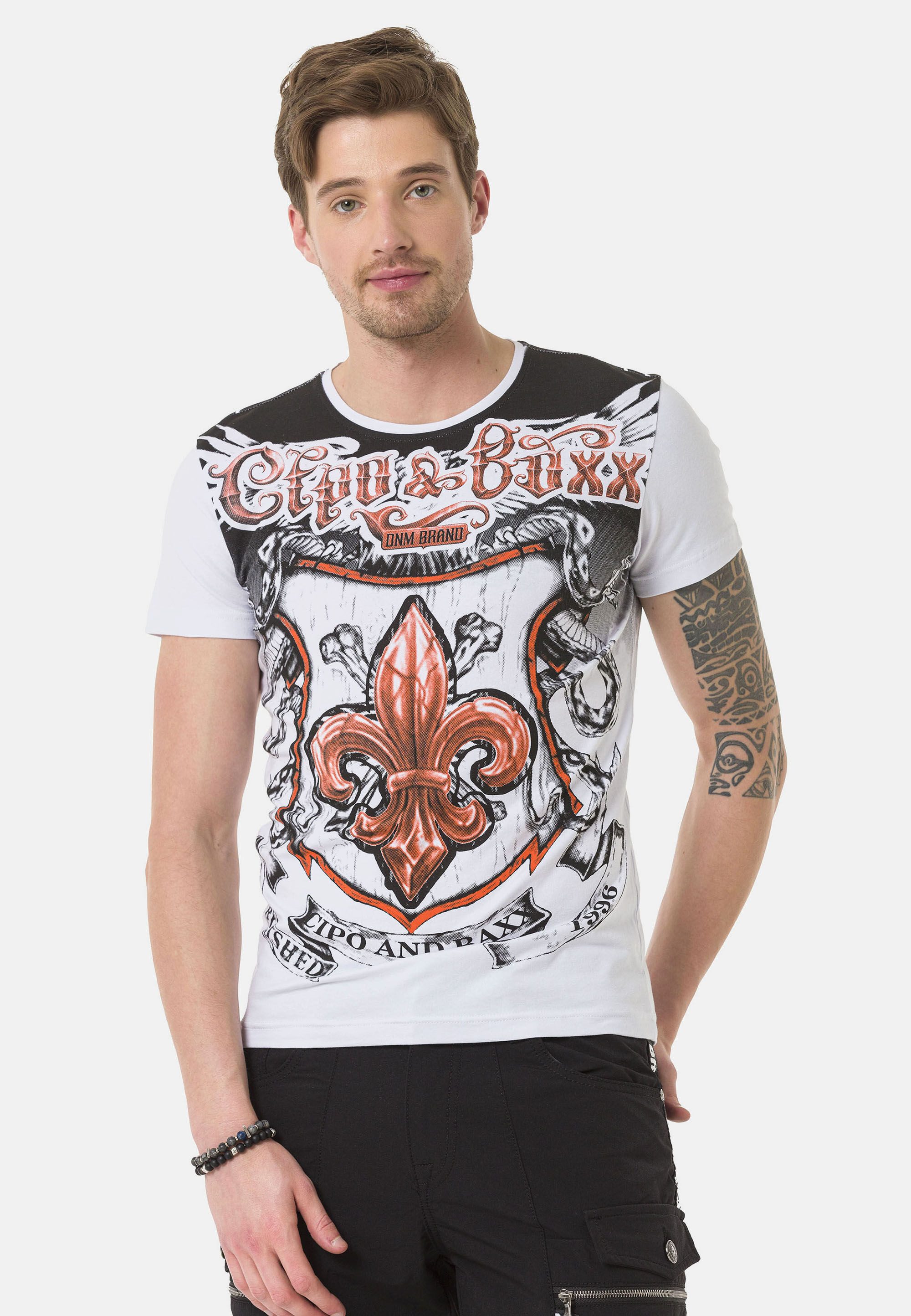Cipo & Baxx T-Shirt T-Shirt mit rockigen Wappen- und Flügelprints günstig online kaufen