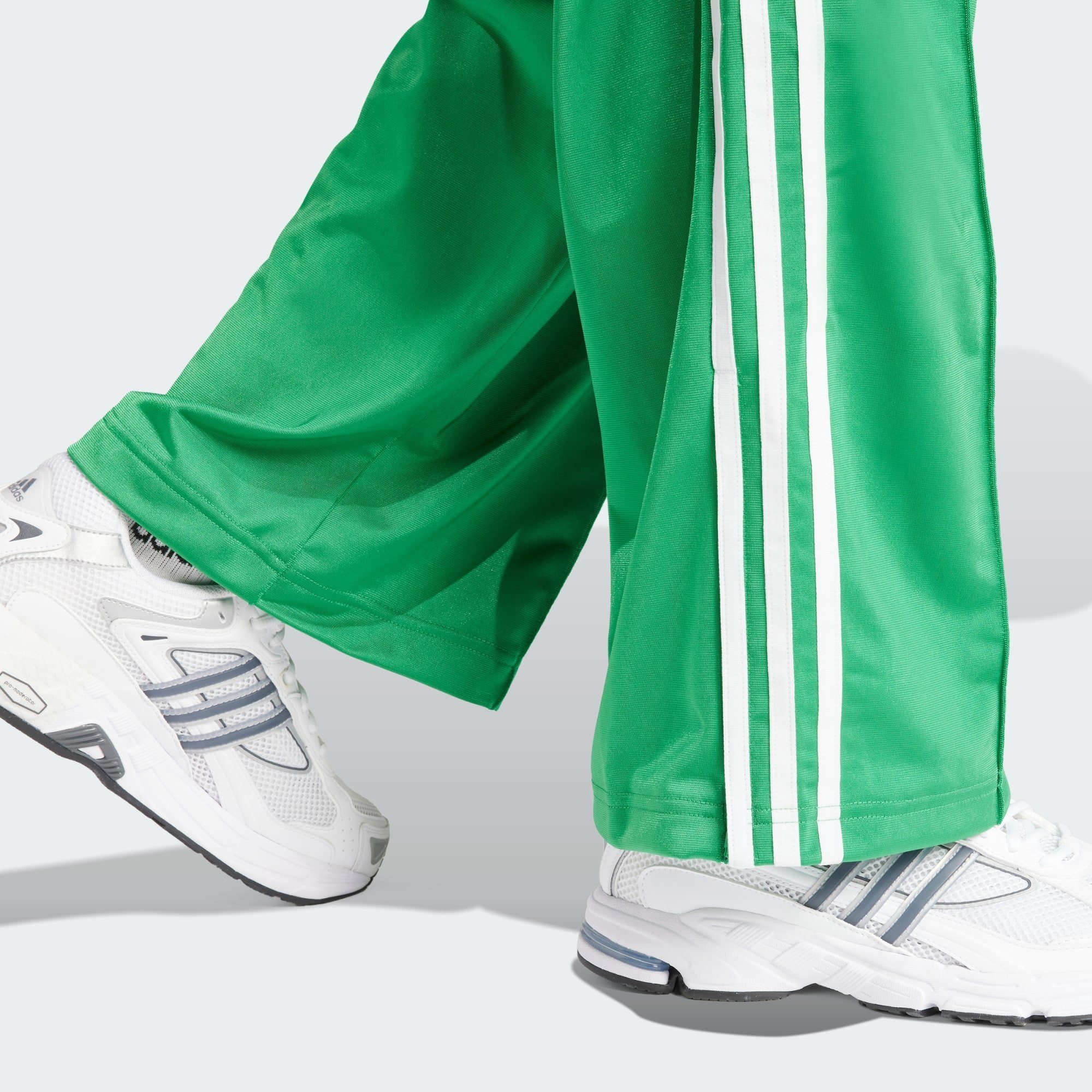 adidas Originals Jogginghose FIREBIRD LOOSE TRAININGSHOSE Green
