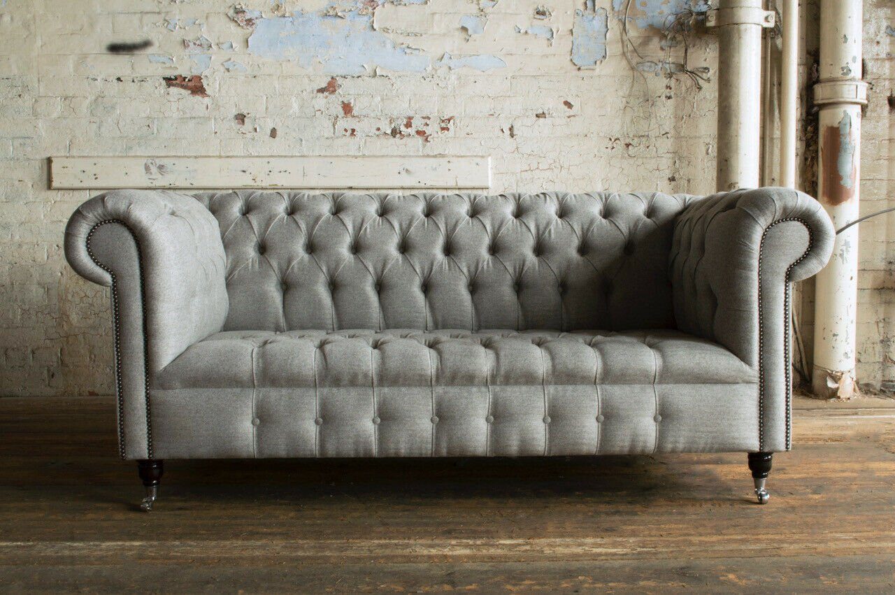 JVmoebel Chesterfield-Sofa Stoff Design Couch Polster Textil Modern Sofa Chesterfield 3 Sitzer, Die Rückenlehne mit Knöpfen., Die Armlehnen mit Nieten.