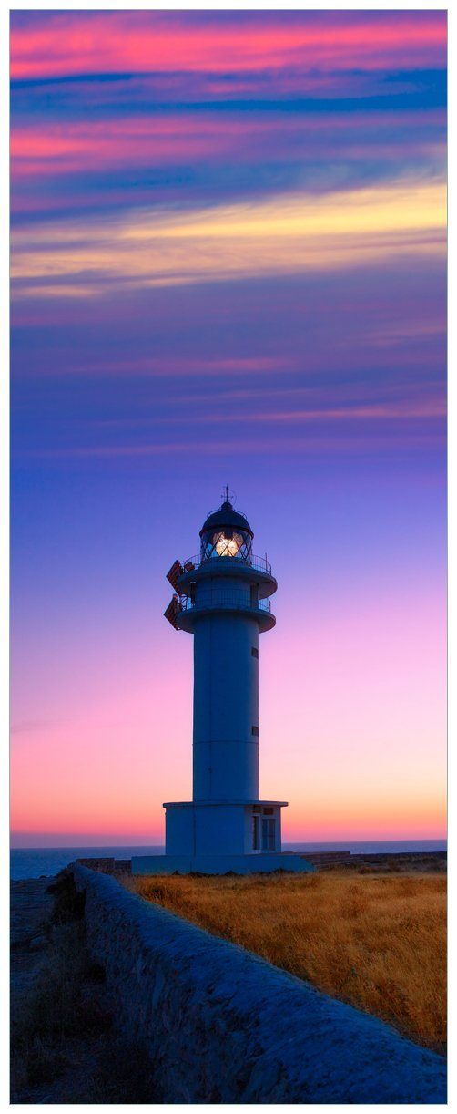 Wallario Glasbild, Leuchtturm am Abend auf den Balearen Malerischer Himmel, in verschiedenen Ausführungen