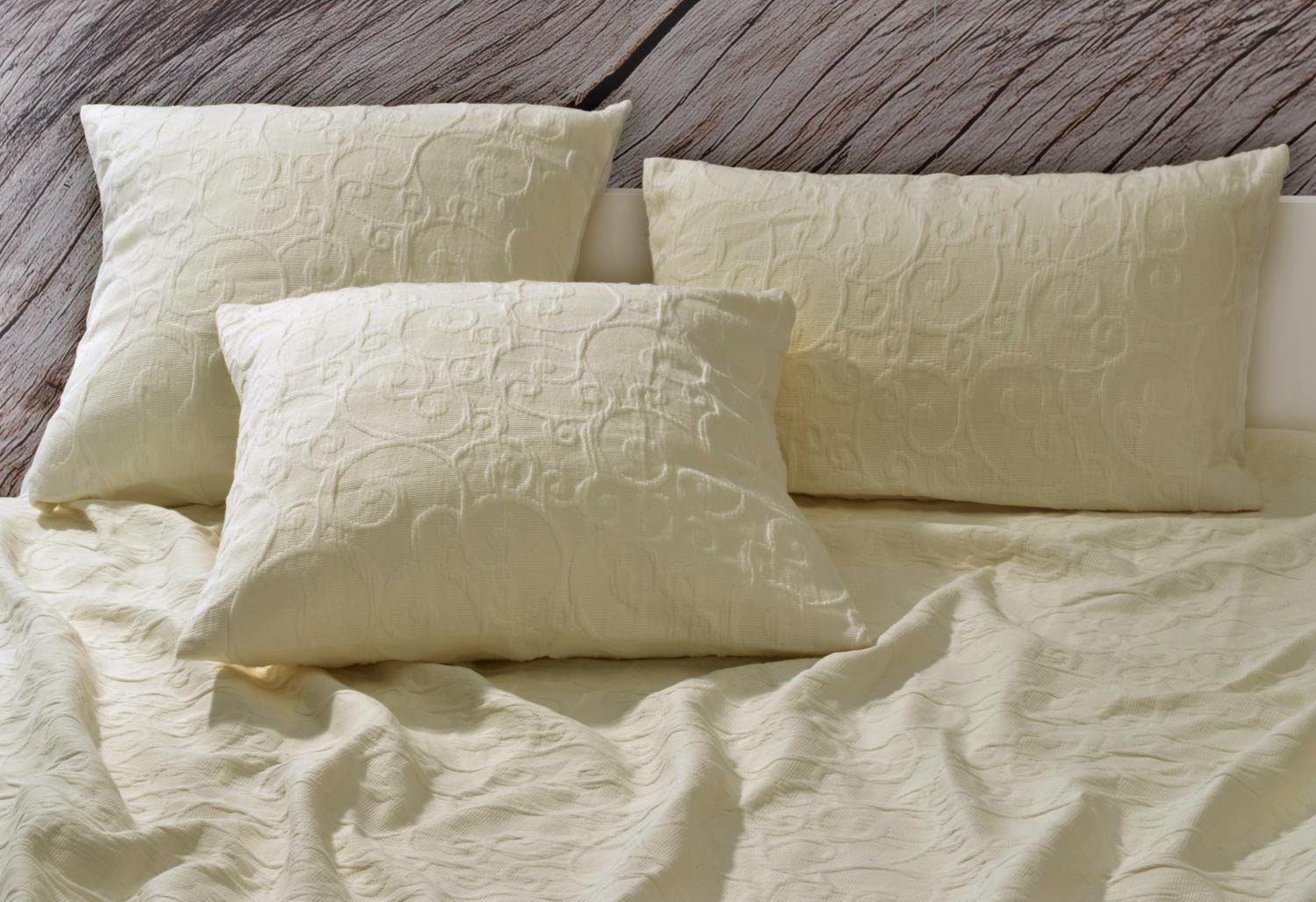 Wohnen und Accessoires GmbH & Co. KG Bettüberwurf Tagesdecke Fleur Rankenmuster – Bild 5 von 5