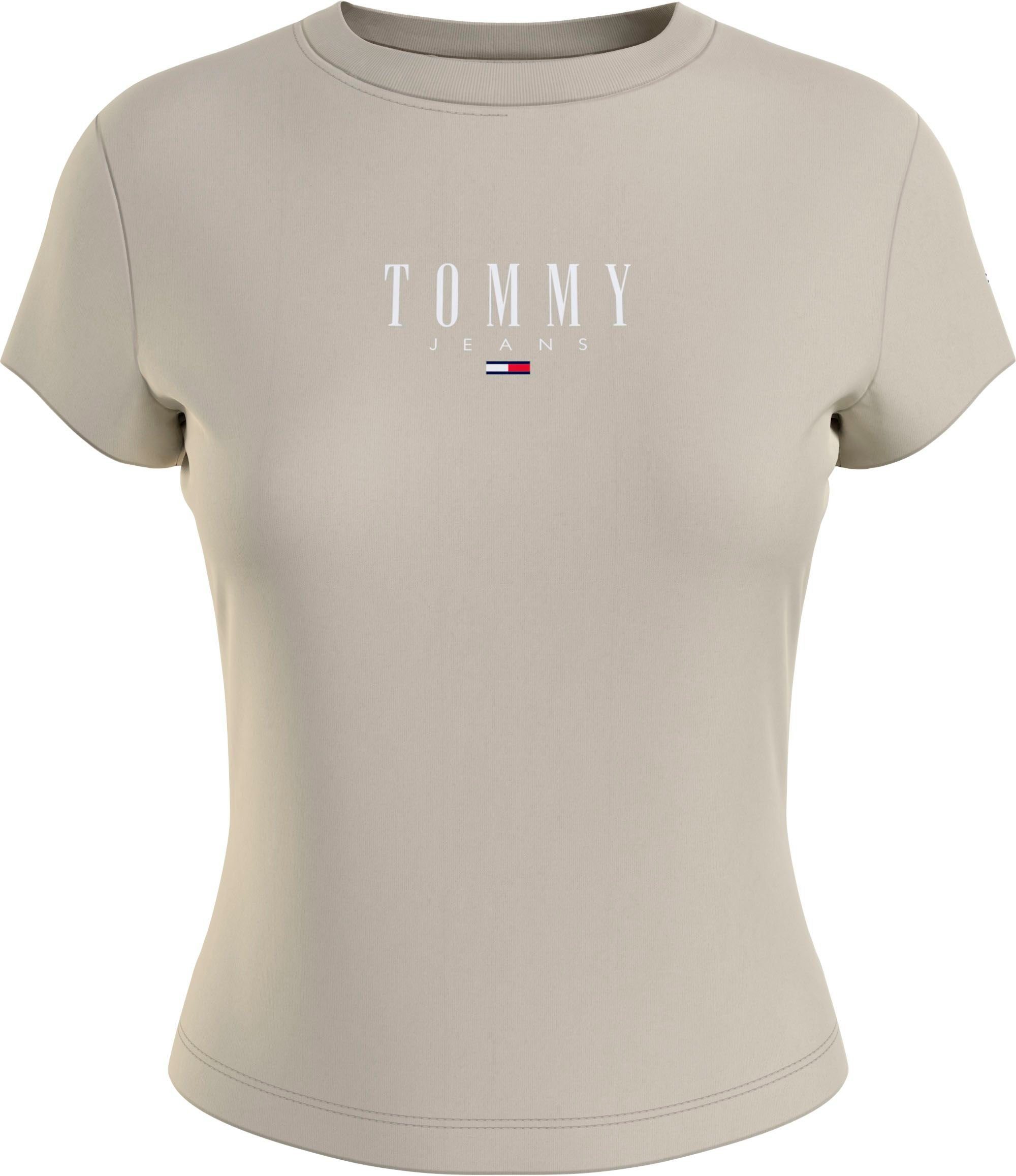 BBY ESSENTIAL 2 Tommy Classic-Beige Logodruck Logostickerei LOGO T-Shirt TJW mit Jeans und
