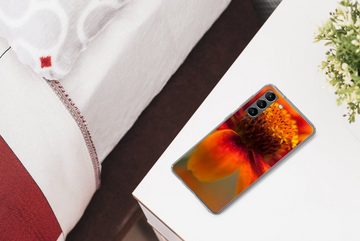 MuchoWow Handyhülle Nahaufnahme einer orangefarbenen Zinnienblüte, Phone Case, Handyhülle Samsung Galaxy S21 Plus, Silikon, Schutzhülle
