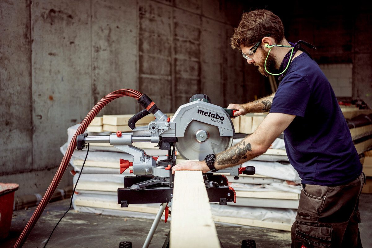 metabo Kapp- und Gehrungssäge KGS 305 M Set, Kappsäge mit 2. Hartmetall-Sägeblatt im Karton